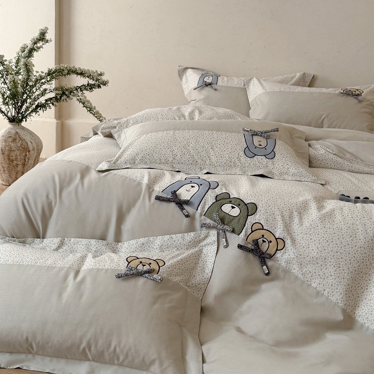 91家纺网 家纺一手货源 找家纺 艾唯希家纺 2026新款全棉贴布绣工艺四件套纯棉可爱卡通-三只小熊系列 三只小熊-奶茶