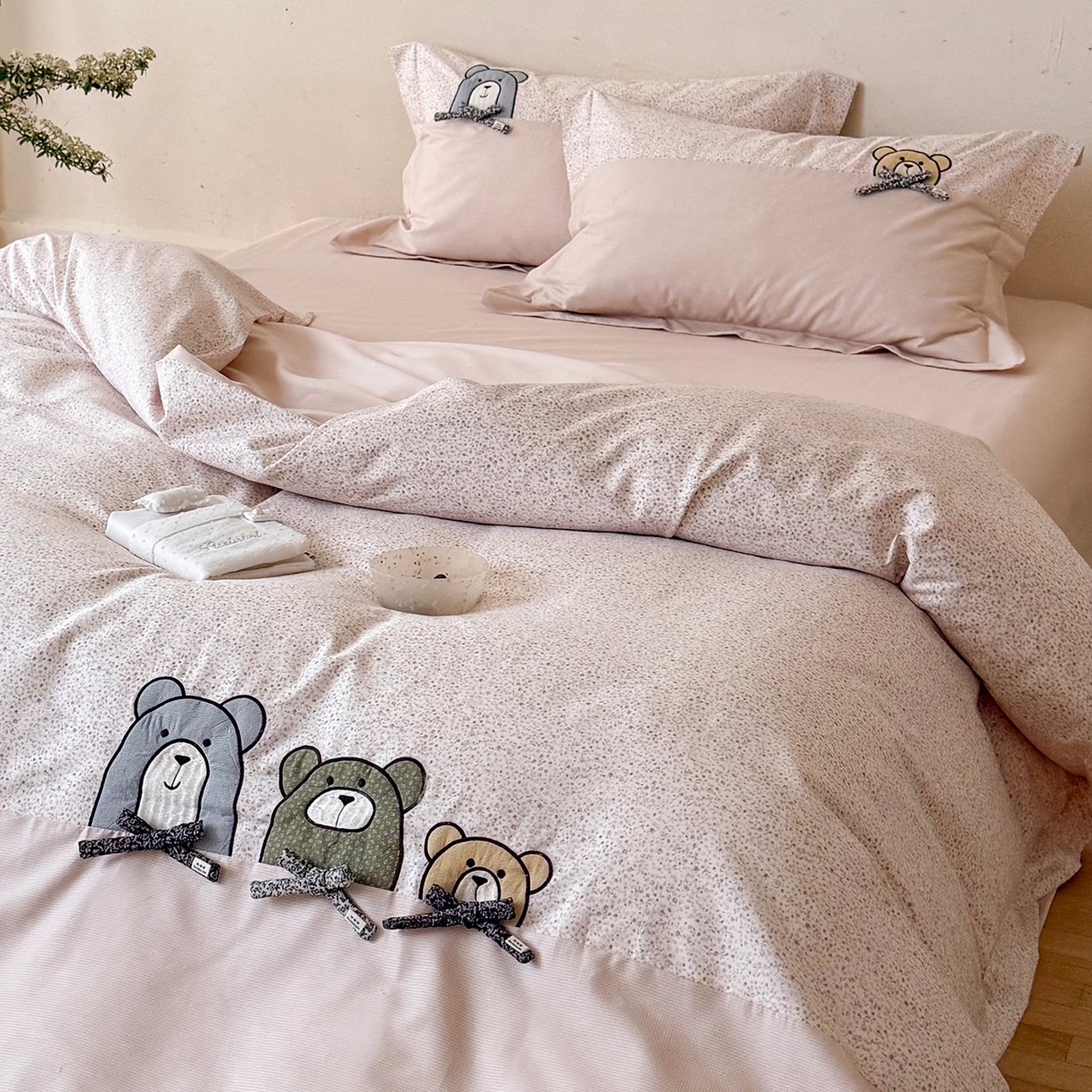 91家纺网 家纺一手货源 找家纺 艾唯希家纺 2026新款全棉贴布绣工艺四件套纯棉可爱卡通-三只小熊系列 三只小熊-粉