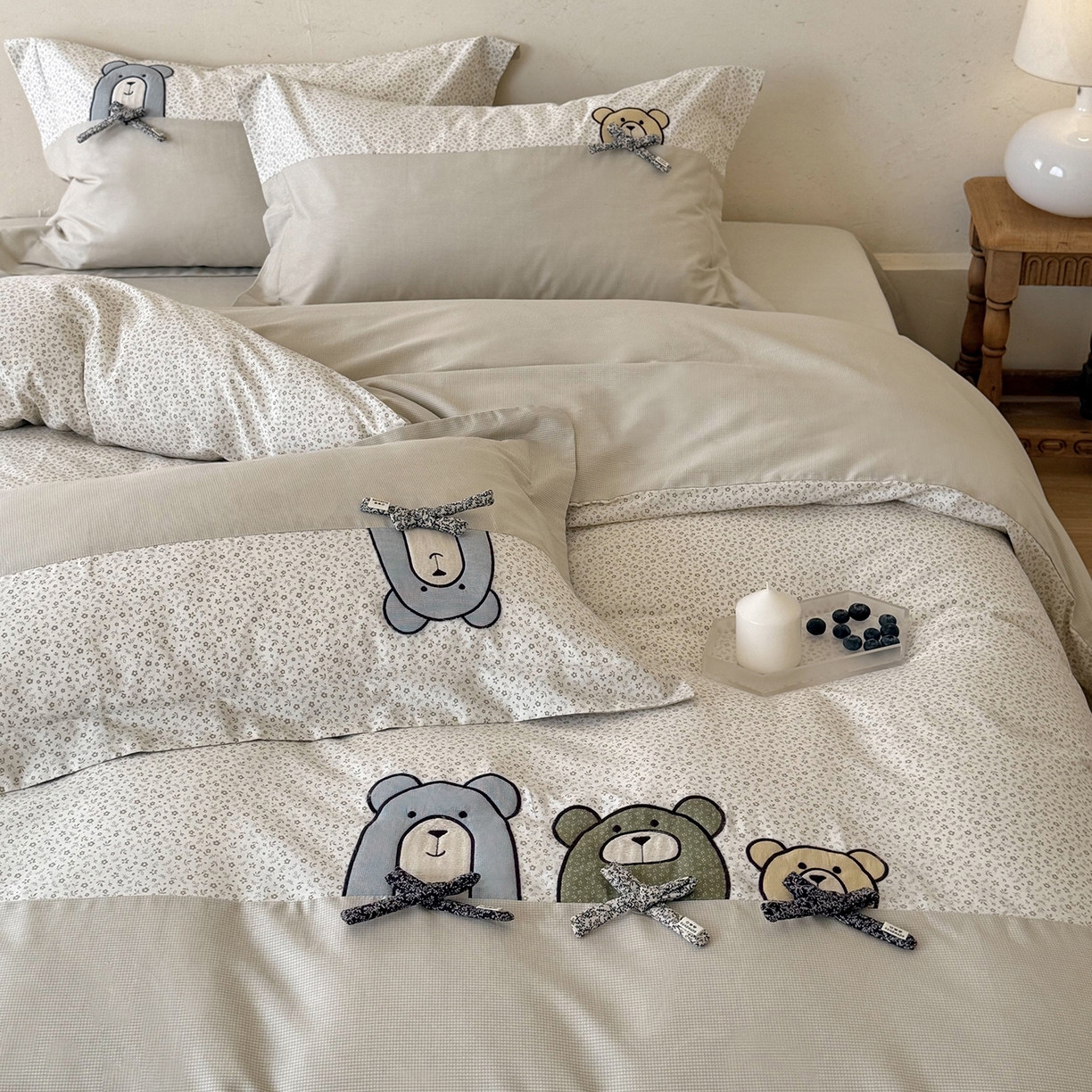 91家纺网 家纺一手货源 找家纺 艾唯希家纺 2026新款全棉贴布绣工艺四件套纯棉可爱卡通-三只小熊系列 三只小熊-奶茶