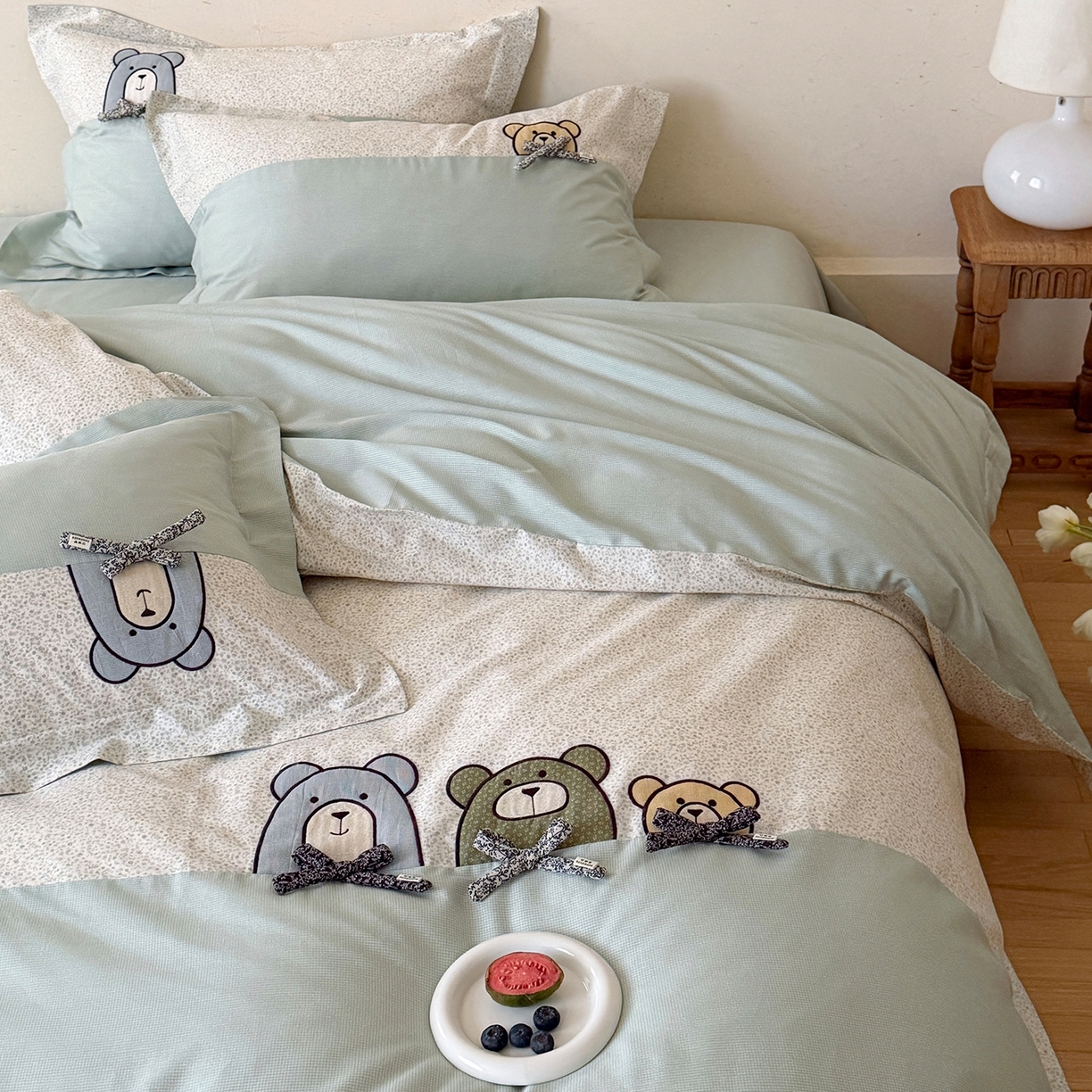 91家纺网 家纺一手货源 找家纺 艾唯希家纺 2026新款全棉贴布绣工艺四件套纯棉可爱卡通-三只小熊系列 三只小熊-绿