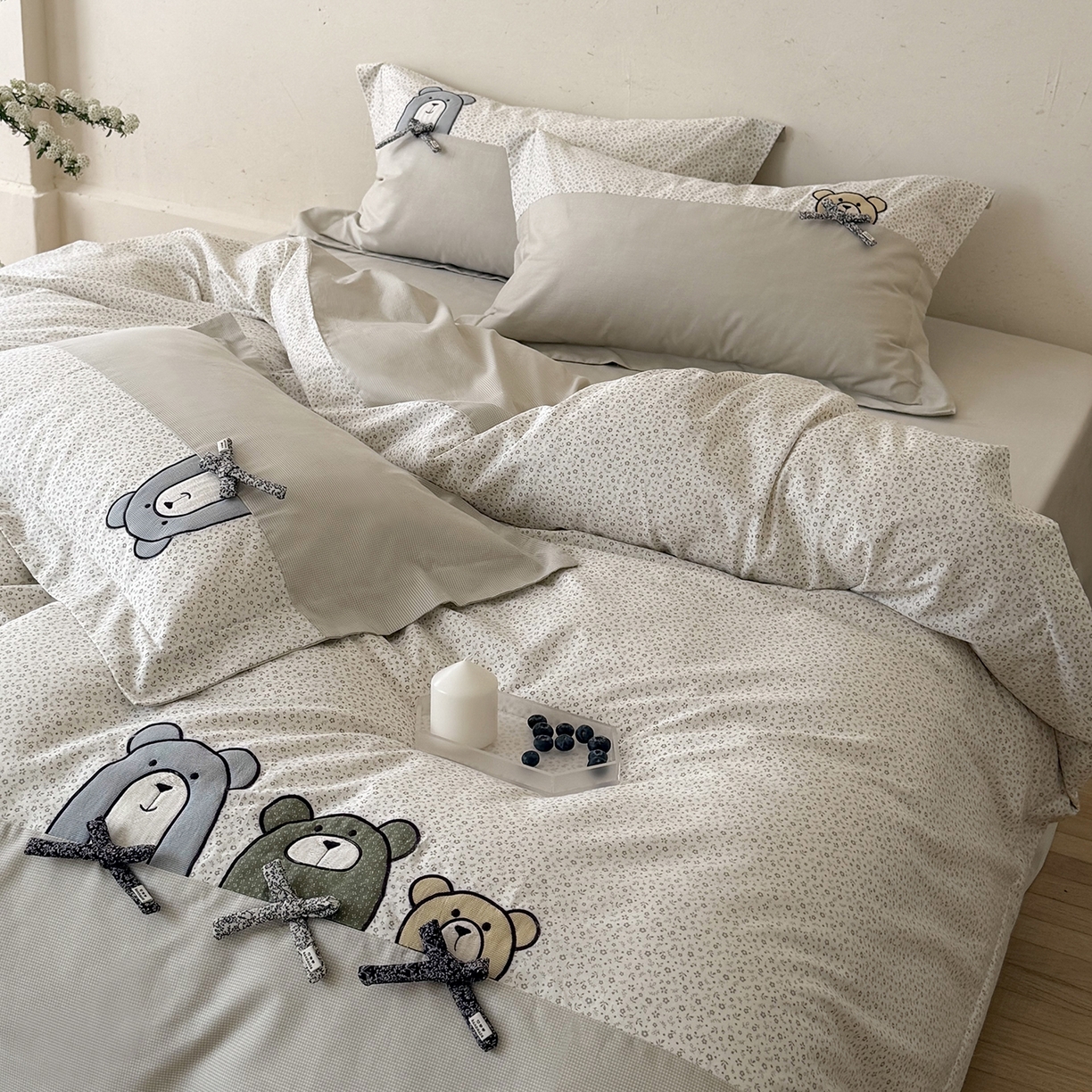 91家纺网 家纺一手货源 找家纺 艾唯希家纺 2026新款全棉贴布绣工艺四件套纯棉可爱卡通-三只小熊系列 三只小熊-奶茶