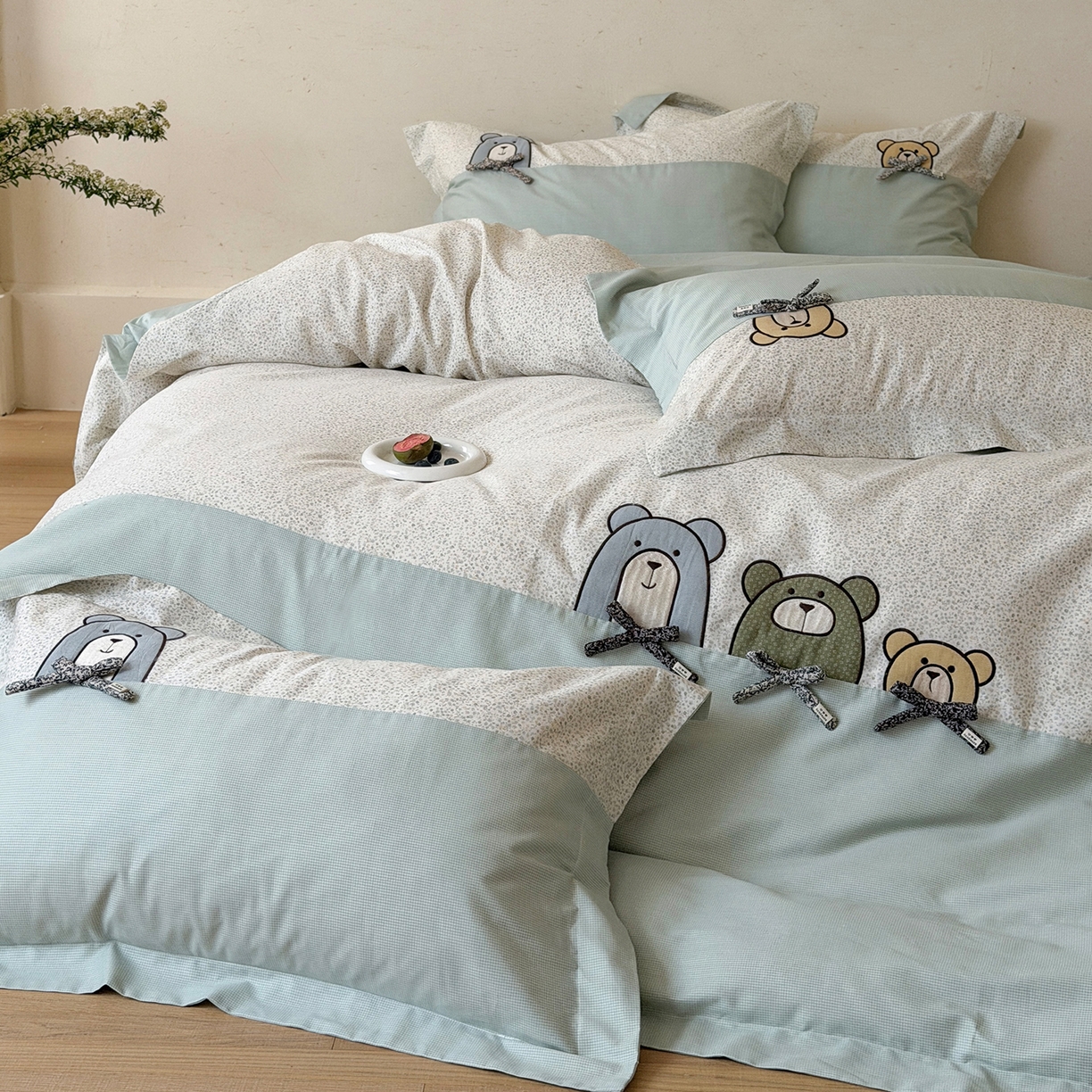 91家纺网 家纺一手货源 找家纺 艾唯希家纺 2026新款全棉贴布绣工艺四件套纯棉可爱卡通-三只小熊系列 三只小熊-绿