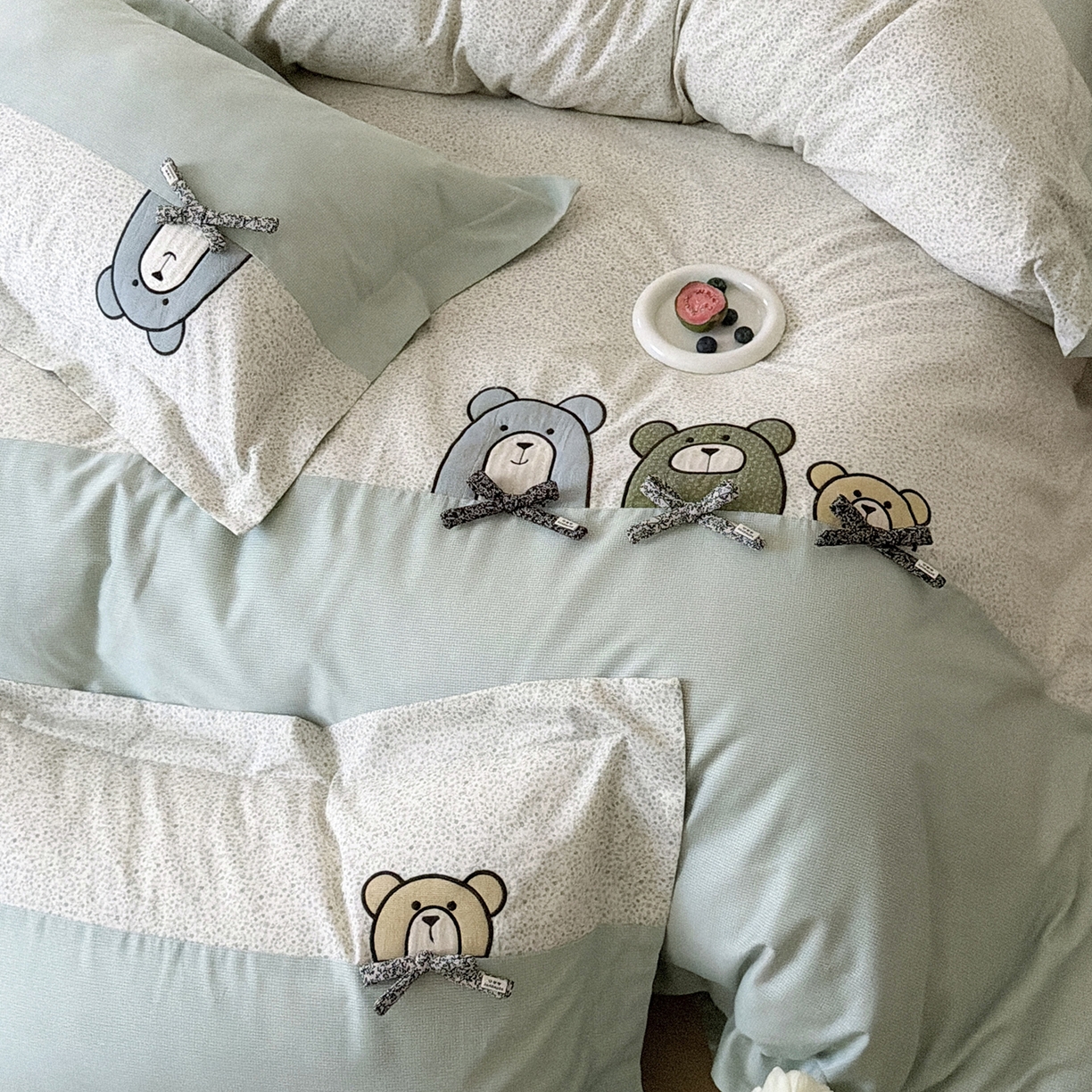 91家纺网 家纺一手货源 找家纺 艾唯希家纺 2026新款全棉贴布绣工艺四件套纯棉可爱卡通-三只小熊系列 三只小熊-绿