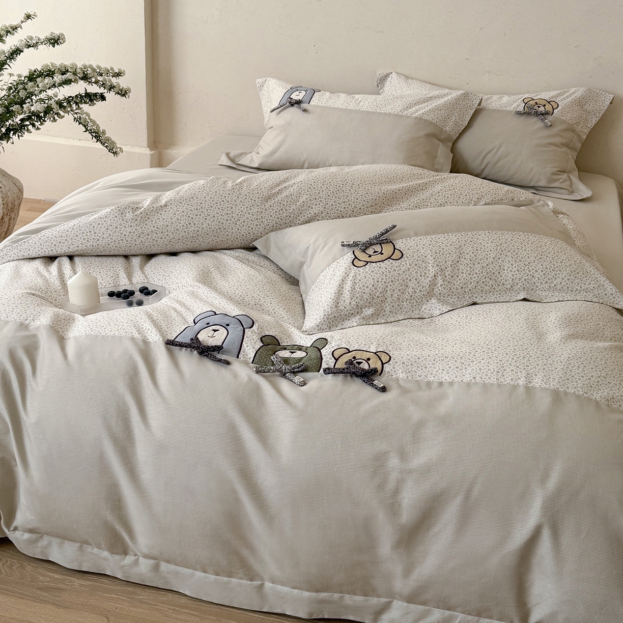 91家纺网 家纺一手货源 找家纺 艾唯希家纺 2026新款全棉贴布绣工艺四件套纯棉可爱卡通-三只小熊系列 三只小熊-奶茶