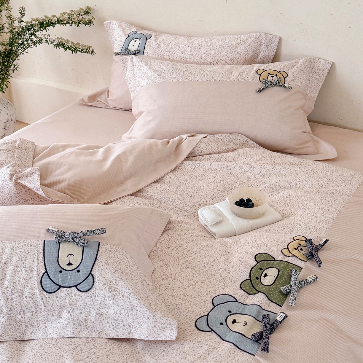 91家纺网 家纺一手货源 找家纺 艾唯希家纺 2026新款全棉贴布绣工艺四件套纯棉可爱卡通-三只小熊系列 三只小熊-粉