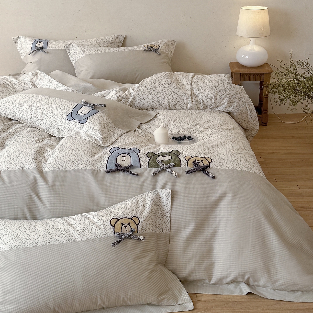 91家纺网 家纺一手货源 找家纺 艾唯希家纺 2026新款全棉贴布绣工艺四件套纯棉可爱卡通-三只小熊系列 三只小熊-奶茶