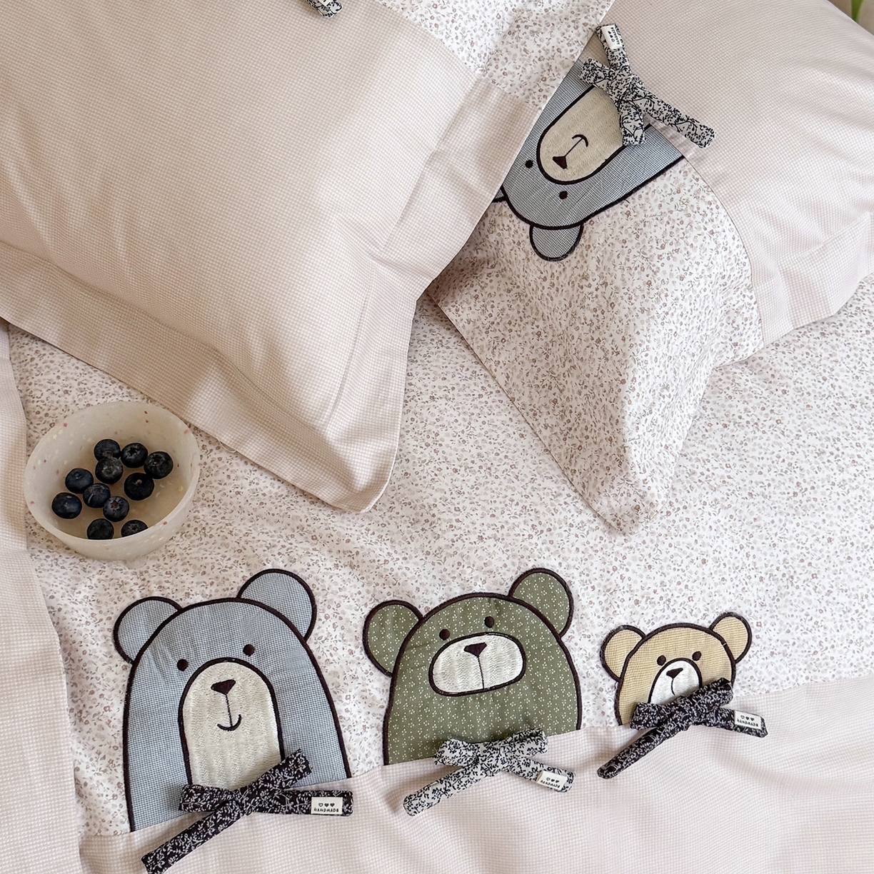 91家纺网 家纺一手货源 找家纺 艾唯希家纺 2026新款全棉贴布绣工艺四件套纯棉可爱卡通-三只小熊系列 三只小熊-粉