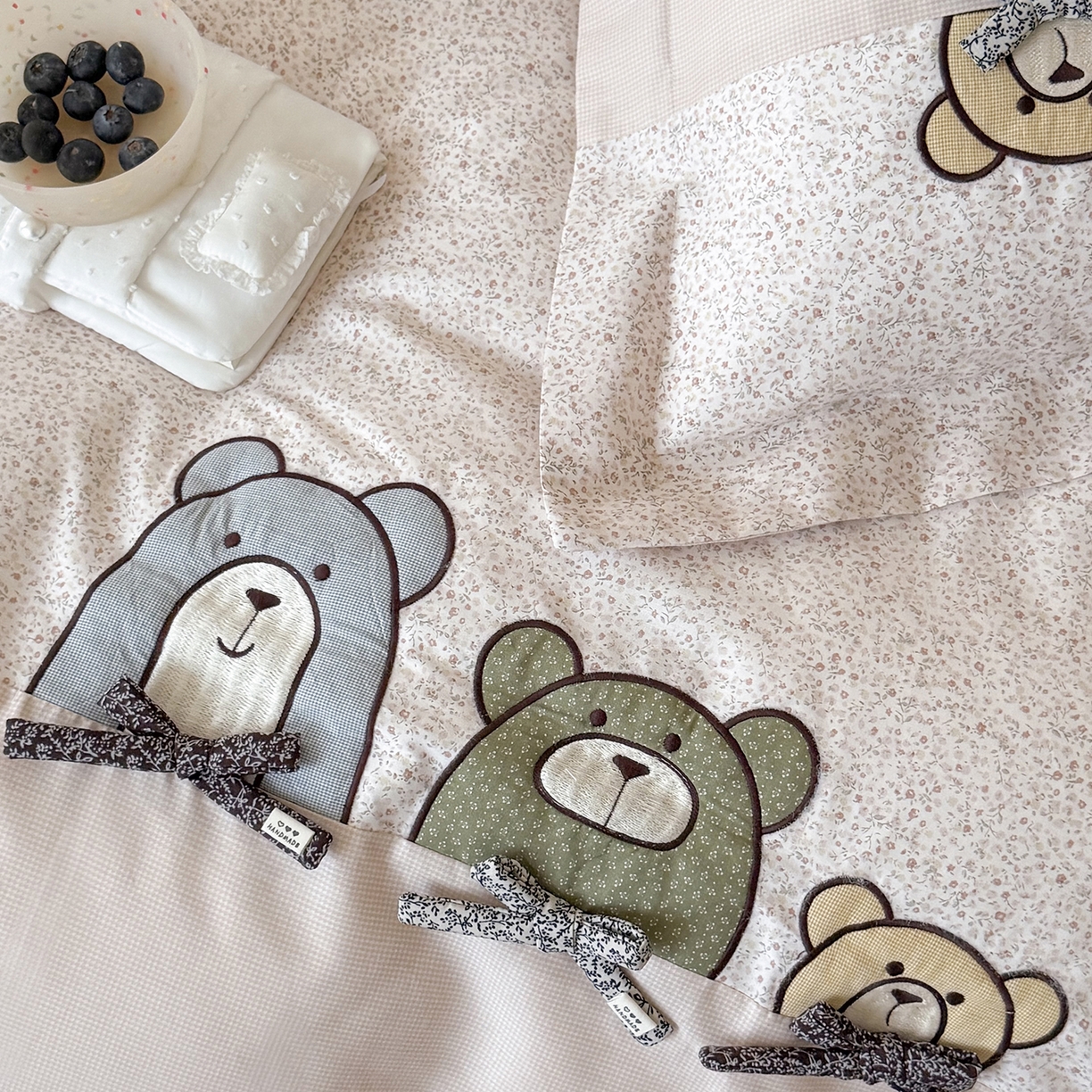 91家纺网 家纺一手货源 找家纺 艾唯希家纺 2026新款全棉贴布绣工艺四件套纯棉可爱卡通-三只小熊系列 三只小熊-粉