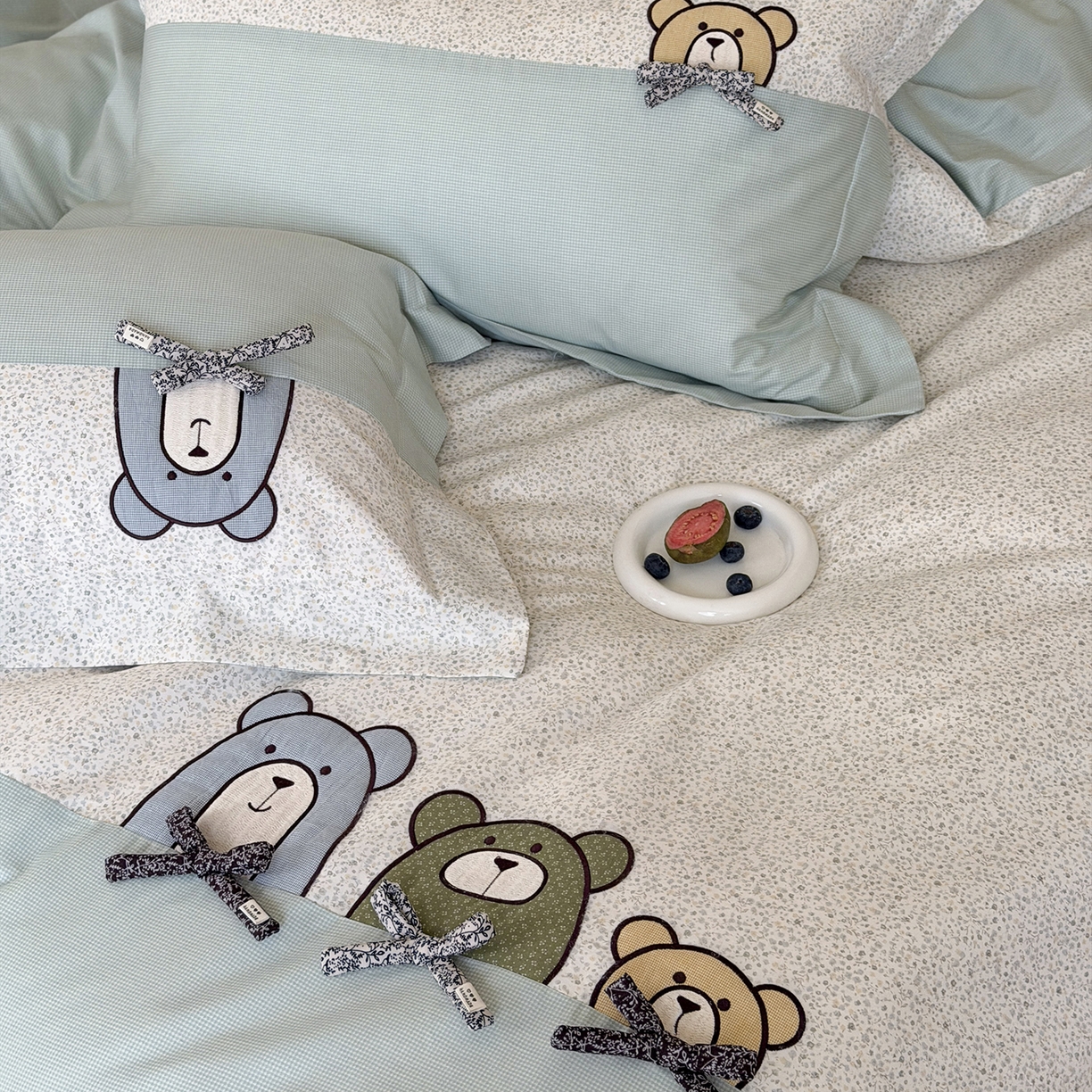 91家纺网 家纺一手货源 找家纺 艾唯希家纺 2026新款全棉贴布绣工艺四件套纯棉可爱卡通-三只小熊系列 三只小熊-绿