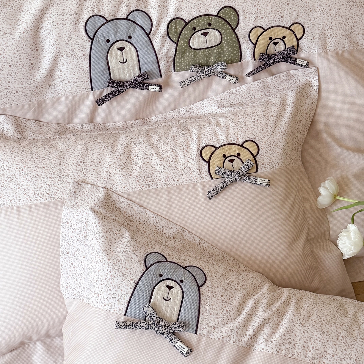 91家纺网 家纺一手货源 找家纺 艾唯希家纺 2026新款全棉贴布绣工艺四件套纯棉可爱卡通-三只小熊系列 三只小熊-粉