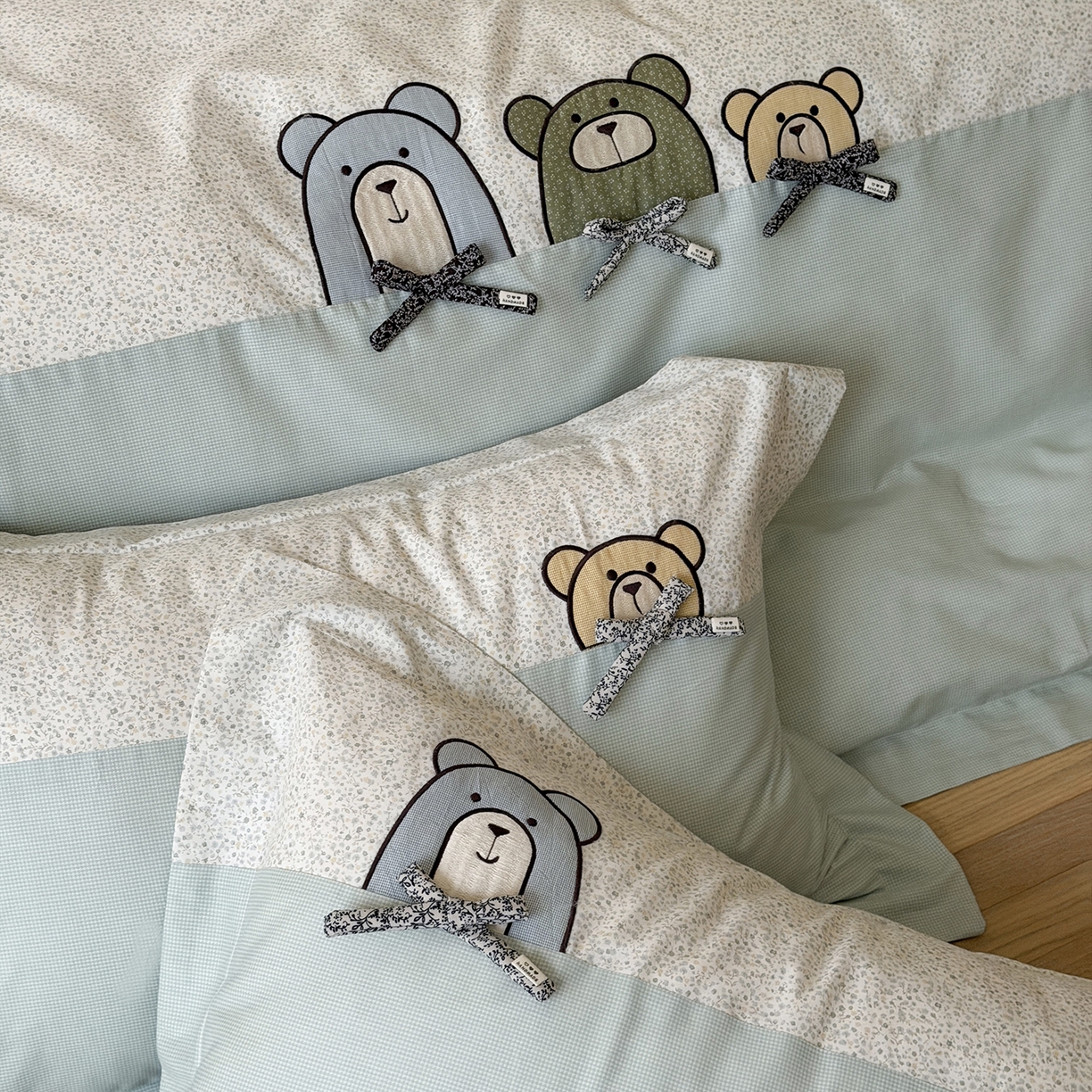 91家纺网 家纺一手货源 找家纺 艾唯希家纺 2026新款全棉贴布绣工艺四件套纯棉可爱卡通-三只小熊系列 三只小熊-绿
