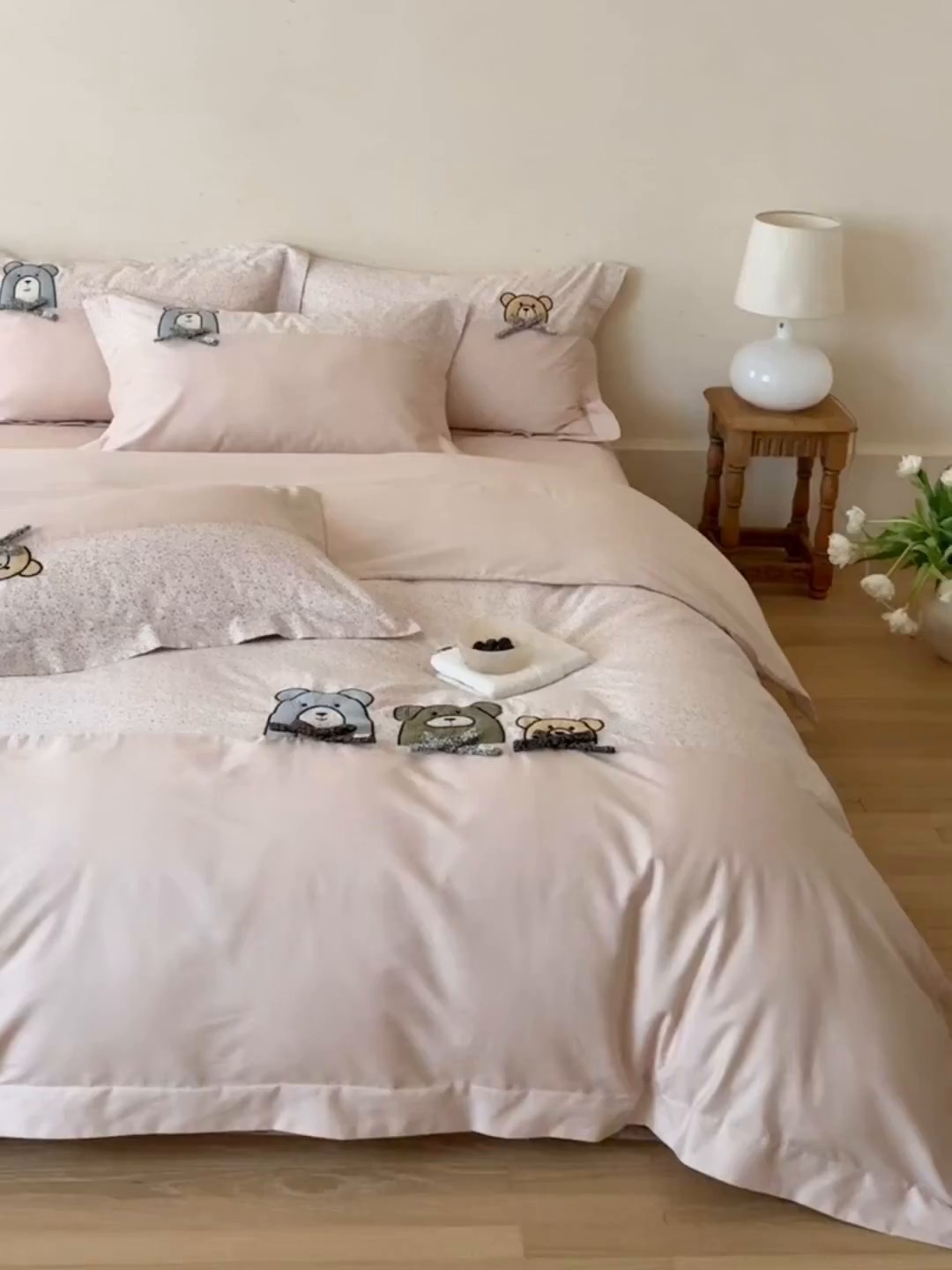91家纺网 家纺一手货源 找家纺 艾唯希家纺 2026新款全棉贴布绣工艺四件套纯棉可爱卡通-三只小熊系列 三只小熊-粉