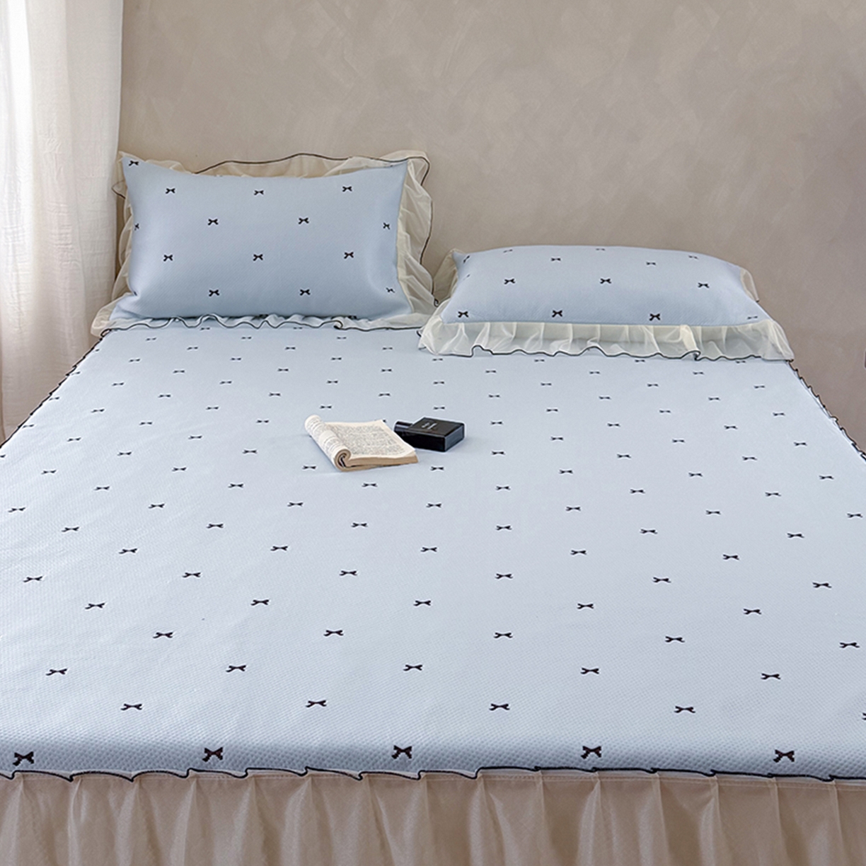 91家纺网 家纺一手货源 找家纺 桃子家居 2026新款A类韩系仙气公主风PE凉感中分子床裙凉席蕾丝花边蝴蝶结乙纶豆豆凉席系列三件套 床裙席-仙气蝴蝶结蓝