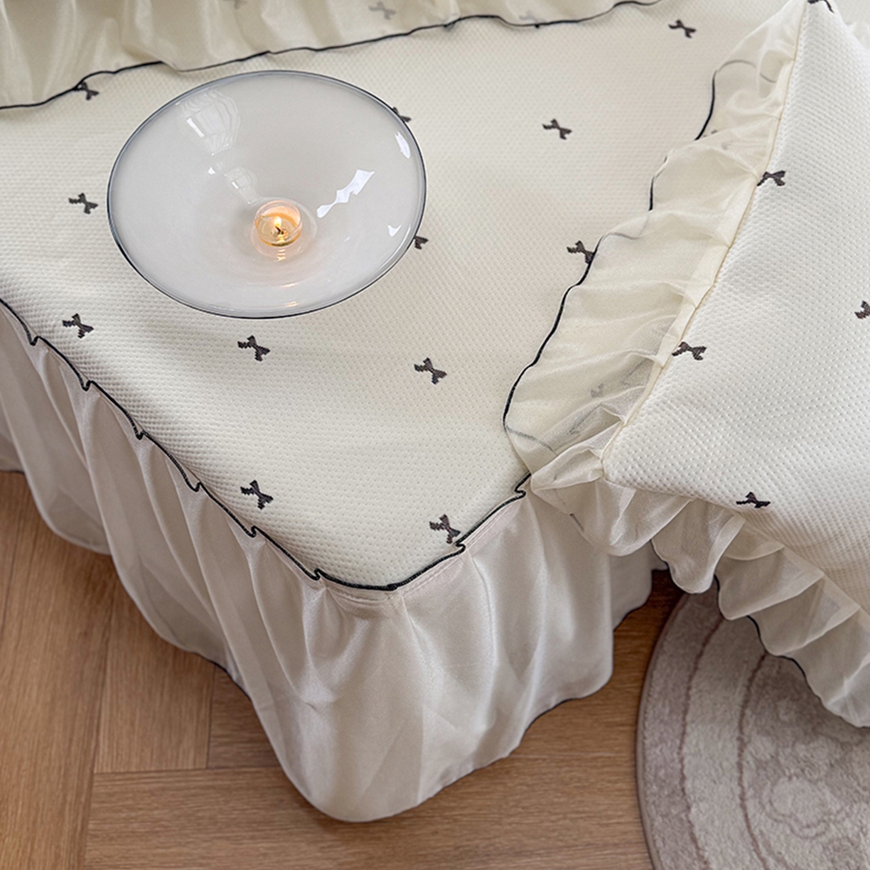 91家纺网 家纺一手货源 找家纺 桃子家居 2026新款A类韩系仙气公主风PE凉感中分子床裙凉席蕾丝花边蝴蝶结乙纶豆豆凉席系列三件套 床裙席-仙气蝴蝶结奶白