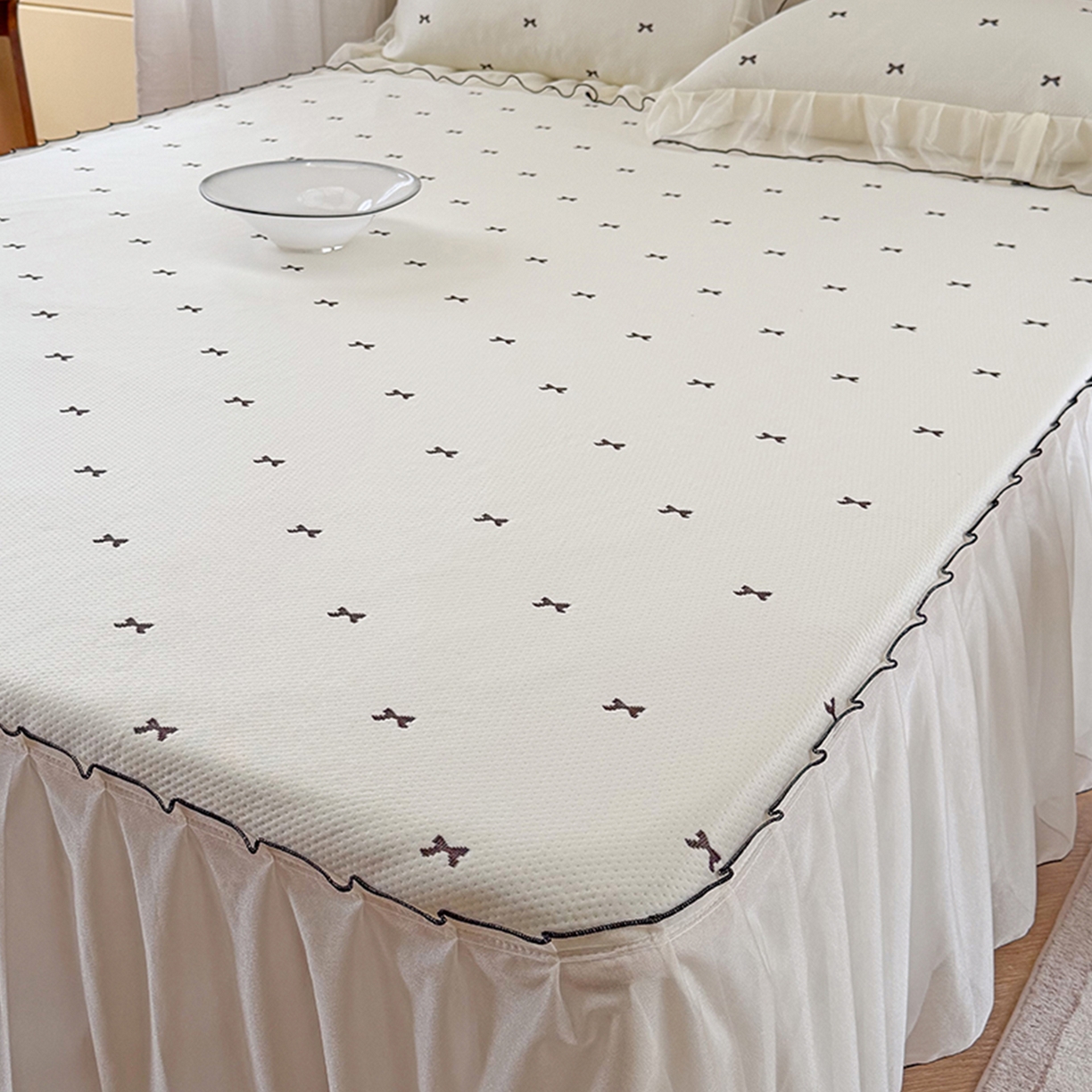 91家纺网 家纺一手货源 找家纺 桃子家居 2026新款A类韩系仙气公主风PE凉感中分子床裙凉席蕾丝花边蝴蝶结乙纶豆豆凉席系列三件套 床裙席-仙气蝴蝶结奶白