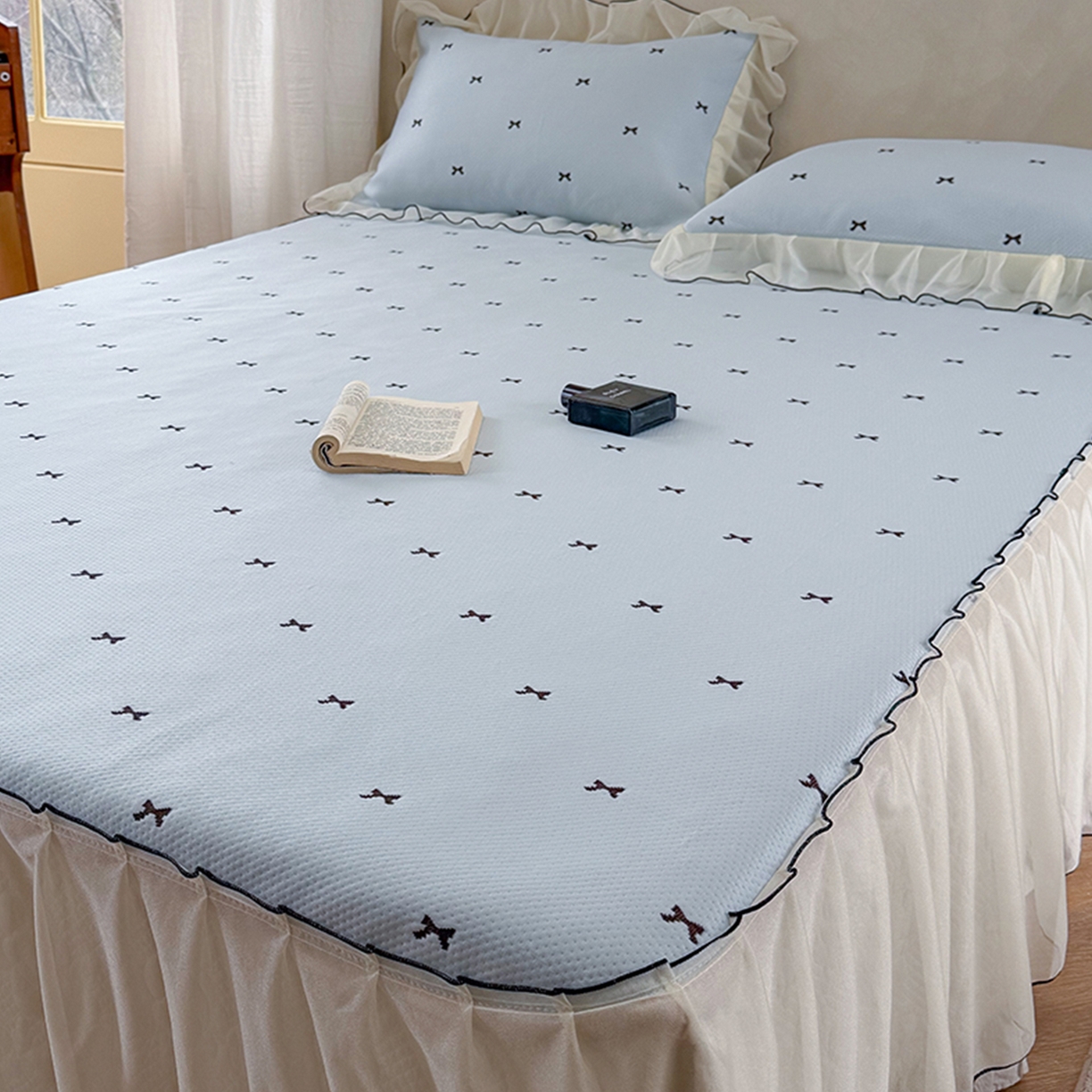 91家纺网 家纺一手货源 找家纺 桃子家居 2026新款A类韩系仙气公主风PE凉感中分子床裙凉席蕾丝花边蝴蝶结乙纶豆豆凉席系列三件套 床裙席-仙气蝴蝶结蓝