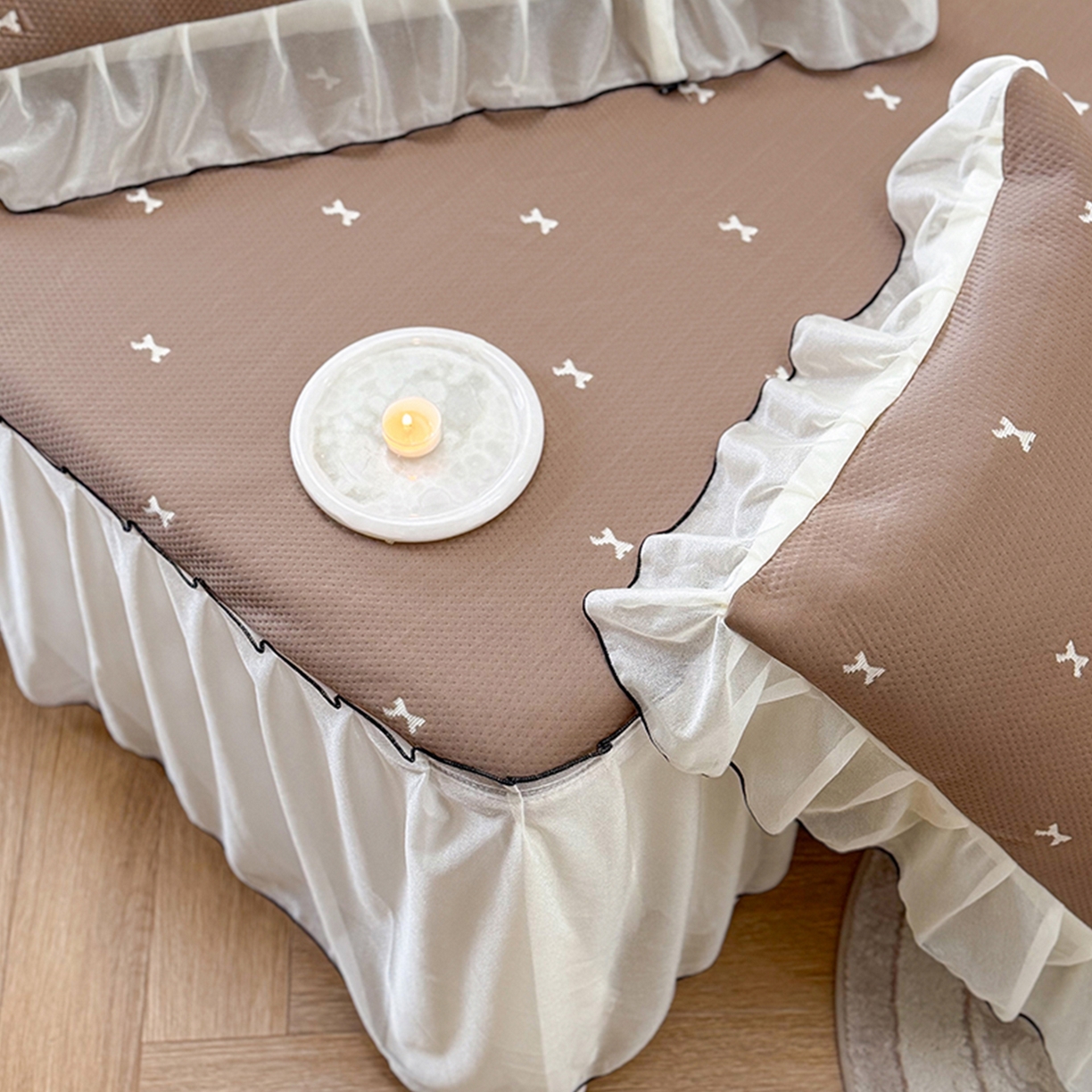 91家纺网 家纺一手货源 找家纺 桃子家居 2026新款A类韩系仙气公主风PE凉感中分子床裙凉席蕾丝花边蝴蝶结乙纶豆豆凉席系列三件套 床裙席-仙气蝴蝶结咖