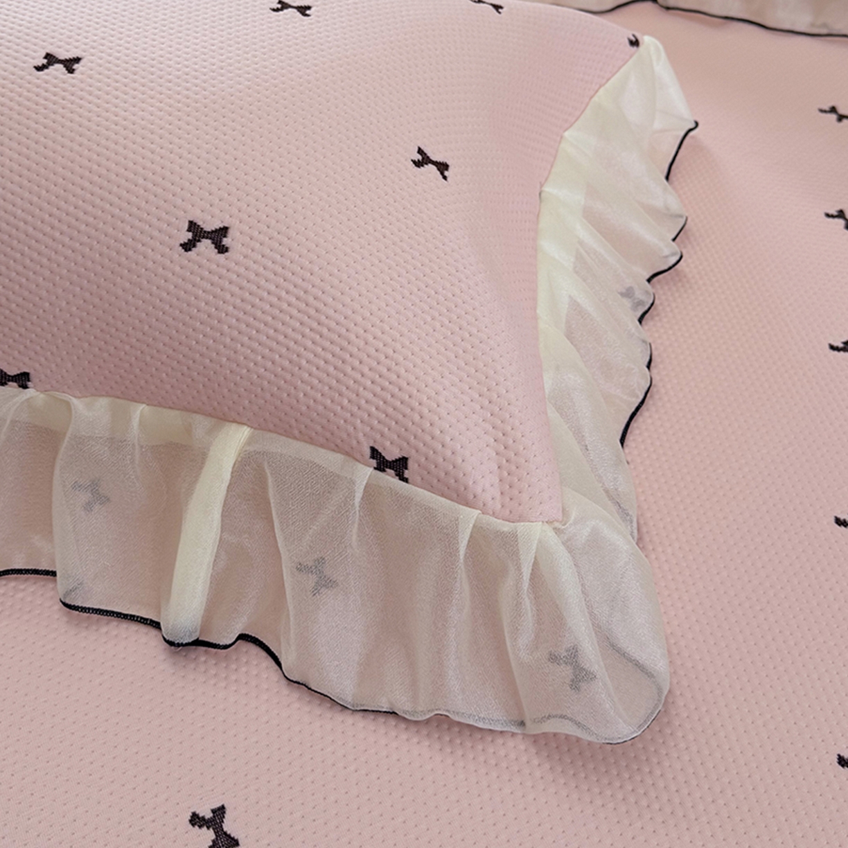 91家纺网 家纺一手货源 找家纺 桃子家居 2026新款A类韩系仙气公主风PE凉感中分子床裙凉席蕾丝花边蝴蝶结乙纶豆豆凉席系列三件套 床裙席-仙气蝴蝶结粉