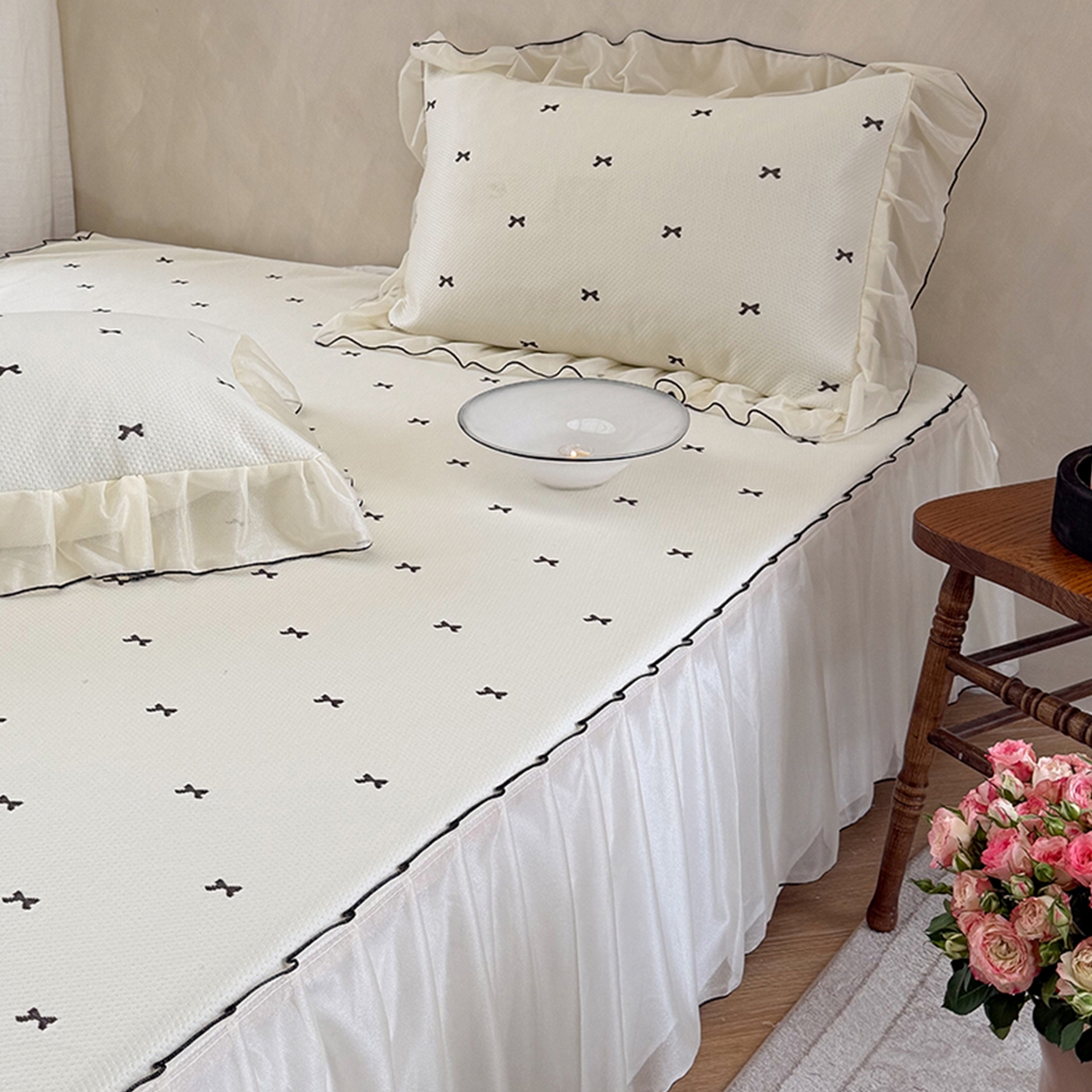 91家纺网 家纺一手货源 找家纺 桃子家居 2026新款A类韩系仙气公主风PE凉感中分子床裙凉席蕾丝花边蝴蝶结乙纶豆豆凉席系列三件套 床裙席-仙气蝴蝶结奶白