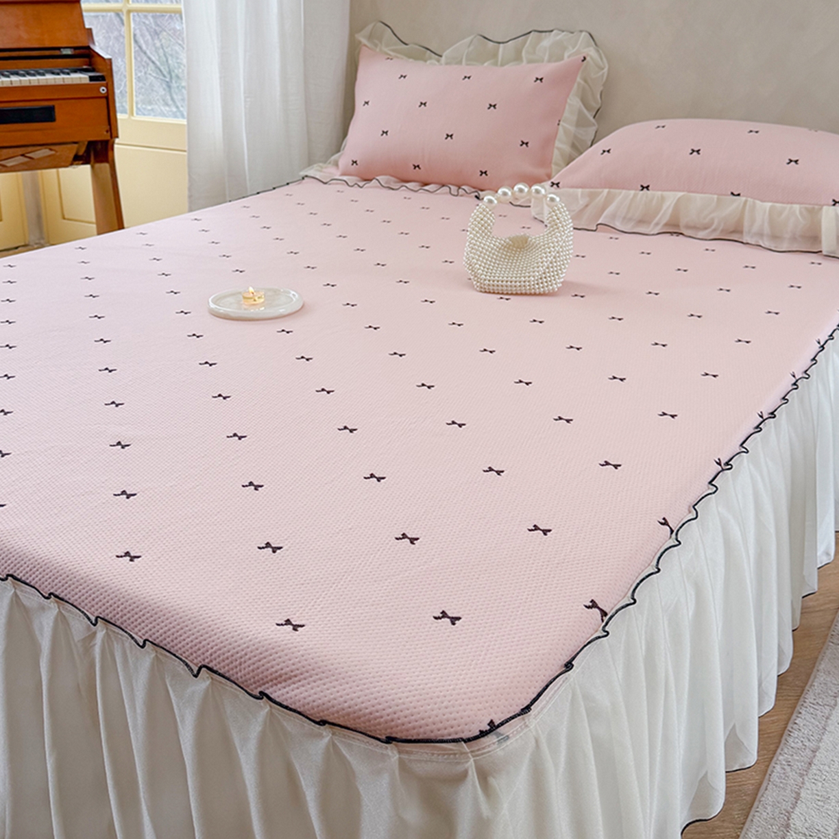 91家纺网 家纺一手货源 找家纺 桃子家居 2026新款A类韩系仙气公主风PE凉感中分子床裙凉席蕾丝花边蝴蝶结乙纶豆豆凉席系列三件套 床裙席-仙气蝴蝶结粉