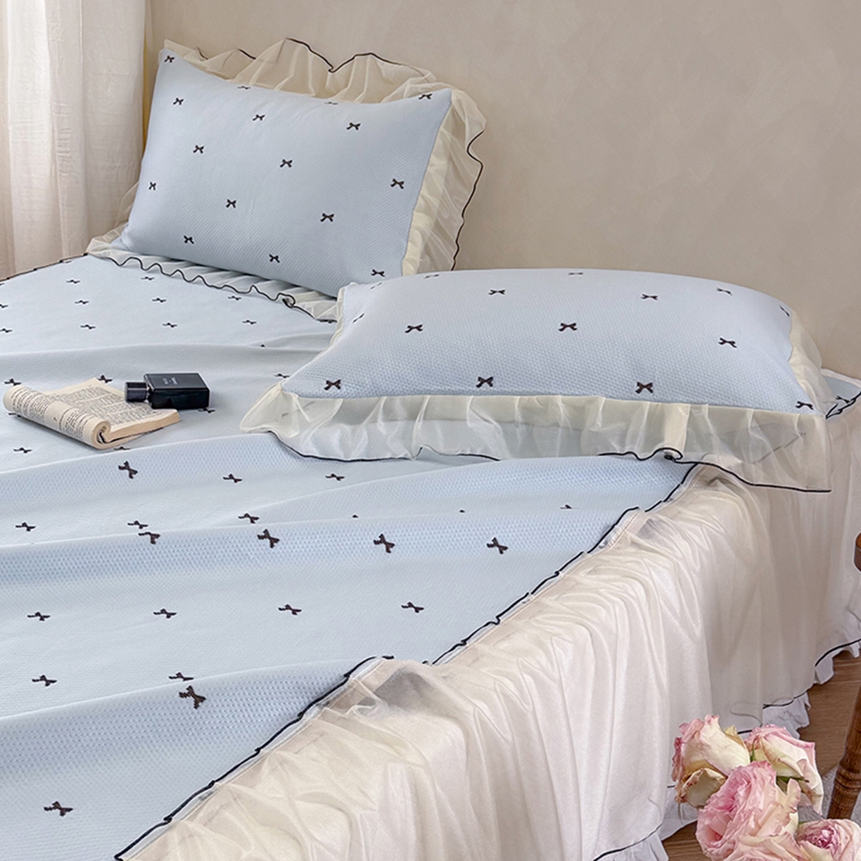 91家纺网 家纺一手货源 找家纺 桃子家居 2026新款A类韩系仙气公主风PE凉感中分子床裙凉席蕾丝花边蝴蝶结乙纶豆豆凉席系列三件套 床裙席-仙气蝴蝶结蓝