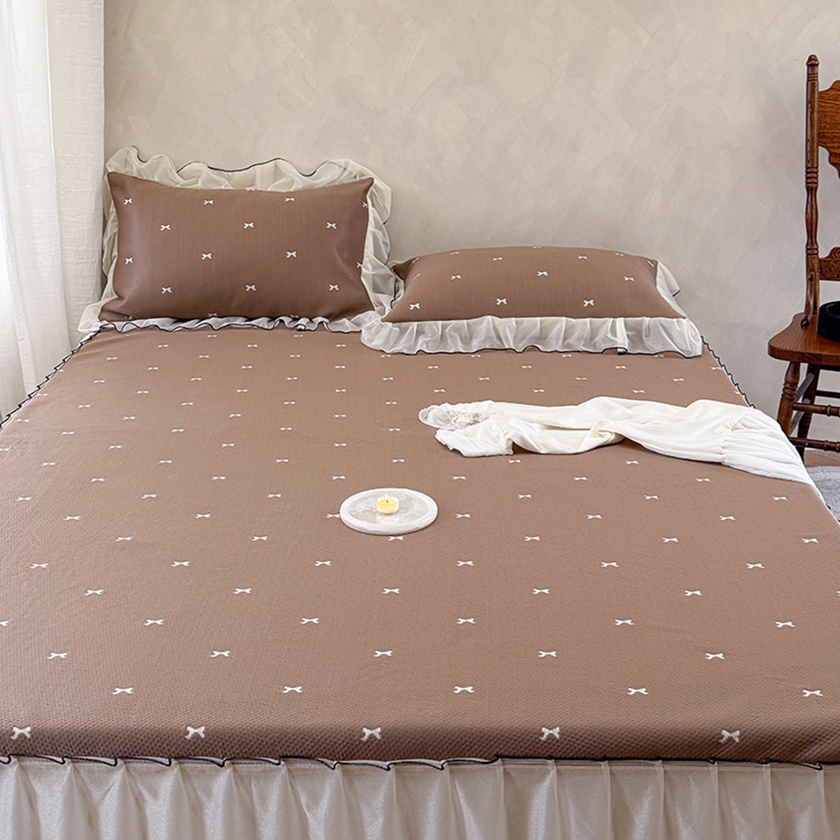 91家纺网 家纺一手货源 找家纺 桃子家居 2026新款A类韩系仙气公主风PE凉感中分子床裙凉席蕾丝花边蝴蝶结乙纶豆豆凉席系列三件套 床裙席-仙气蝴蝶结咖