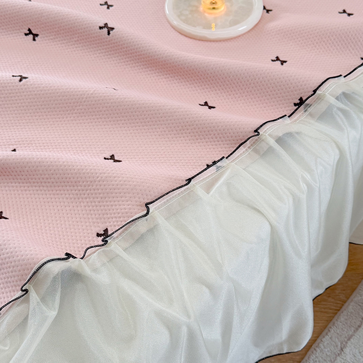 91家纺网 家纺一手货源 找家纺 桃子家居 2026新款A类韩系仙气公主风PE凉感中分子床裙凉席蕾丝花边蝴蝶结乙纶豆豆凉席系列三件套 床裙席-仙气蝴蝶结粉