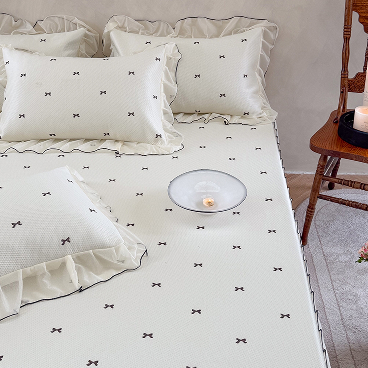 91家纺网 家纺一手货源 找家纺 桃子家居 2026新款A类韩系仙气公主风PE凉感中分子床裙凉席蕾丝花边蝴蝶结乙纶豆豆凉席系列三件套 床裙席-仙气蝴蝶结奶白