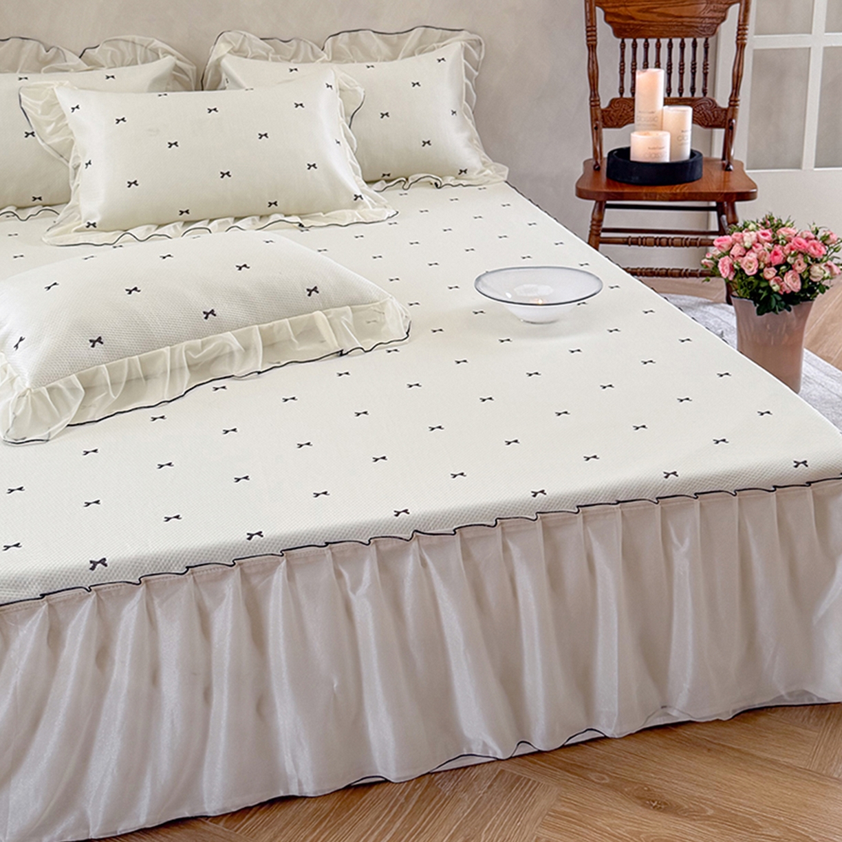 91家纺网 家纺一手货源 找家纺 桃子家居 2026新款A类韩系仙气公主风PE凉感中分子床裙凉席蕾丝花边蝴蝶结乙纶豆豆凉席系列三件套 床裙席-仙气蝴蝶结奶白