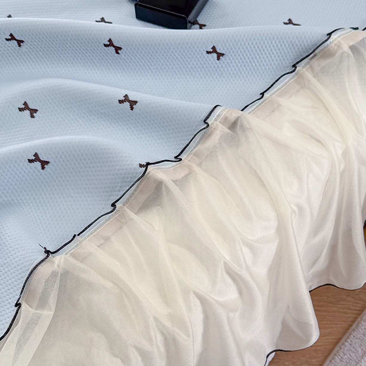 91家纺网 家纺一手货源 找家纺 桃子家居 2026新款A类韩系仙气公主风PE凉感中分子床裙凉席蕾丝花边蝴蝶结乙纶豆豆凉席系列三件套 床裙席-仙气蝴蝶结蓝