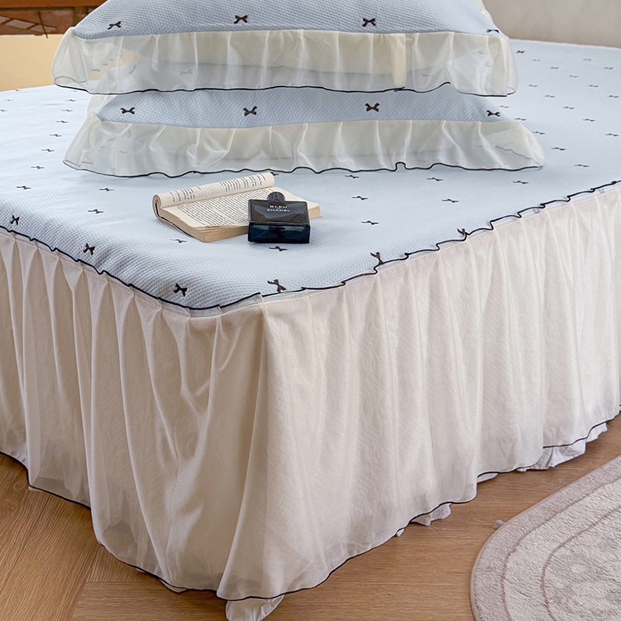 91家纺网 家纺一手货源 找家纺 桃子家居 2026新款A类韩系仙气公主风PE凉感中分子床裙凉席蕾丝花边蝴蝶结乙纶豆豆凉席系列三件套 床裙席-仙气蝴蝶结蓝