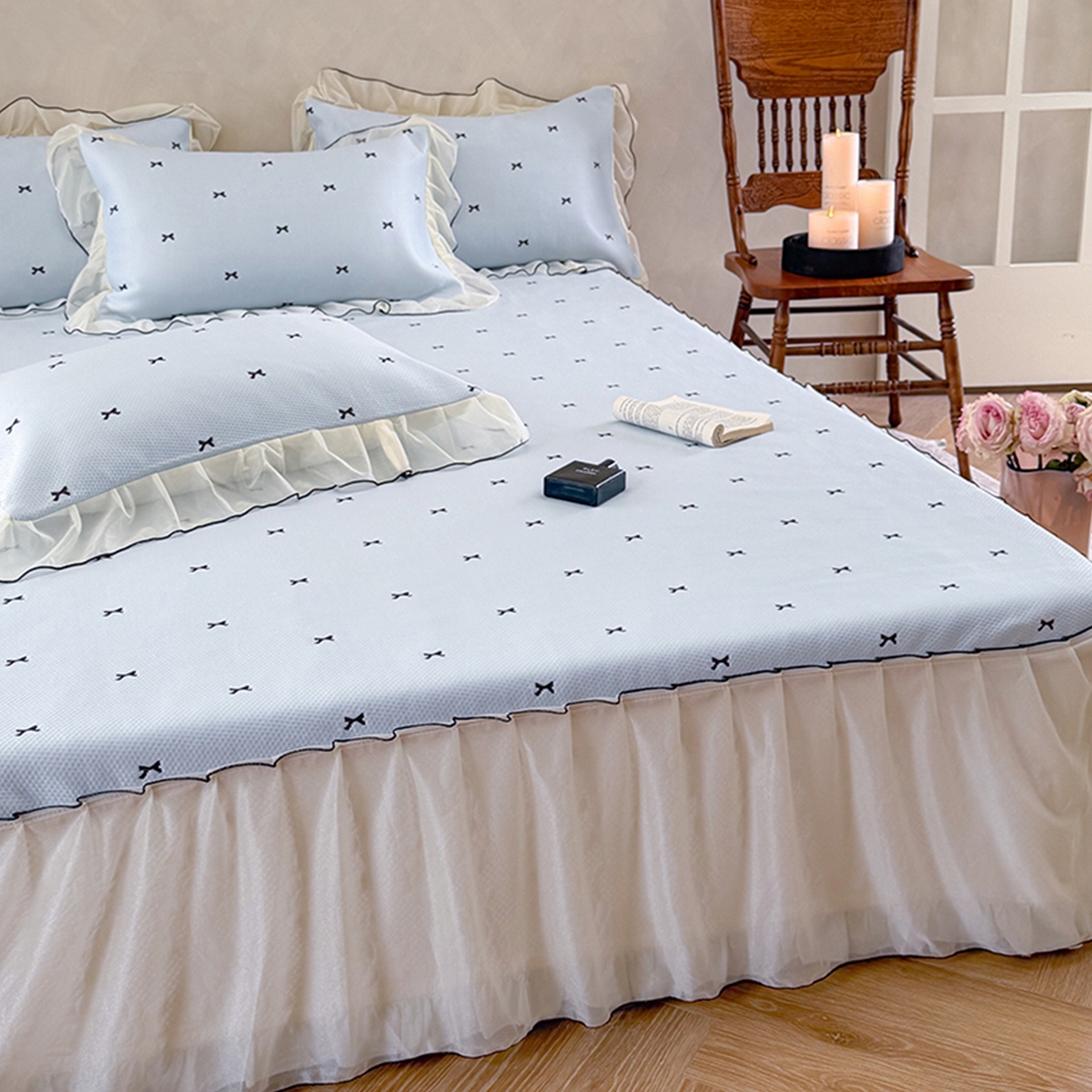 91家纺网 家纺一手货源 找家纺 桃子家居 2026新款A类韩系仙气公主风PE凉感中分子床裙凉席蕾丝花边蝴蝶结乙纶豆豆凉席系列三件套 床裙席-仙气蝴蝶结蓝