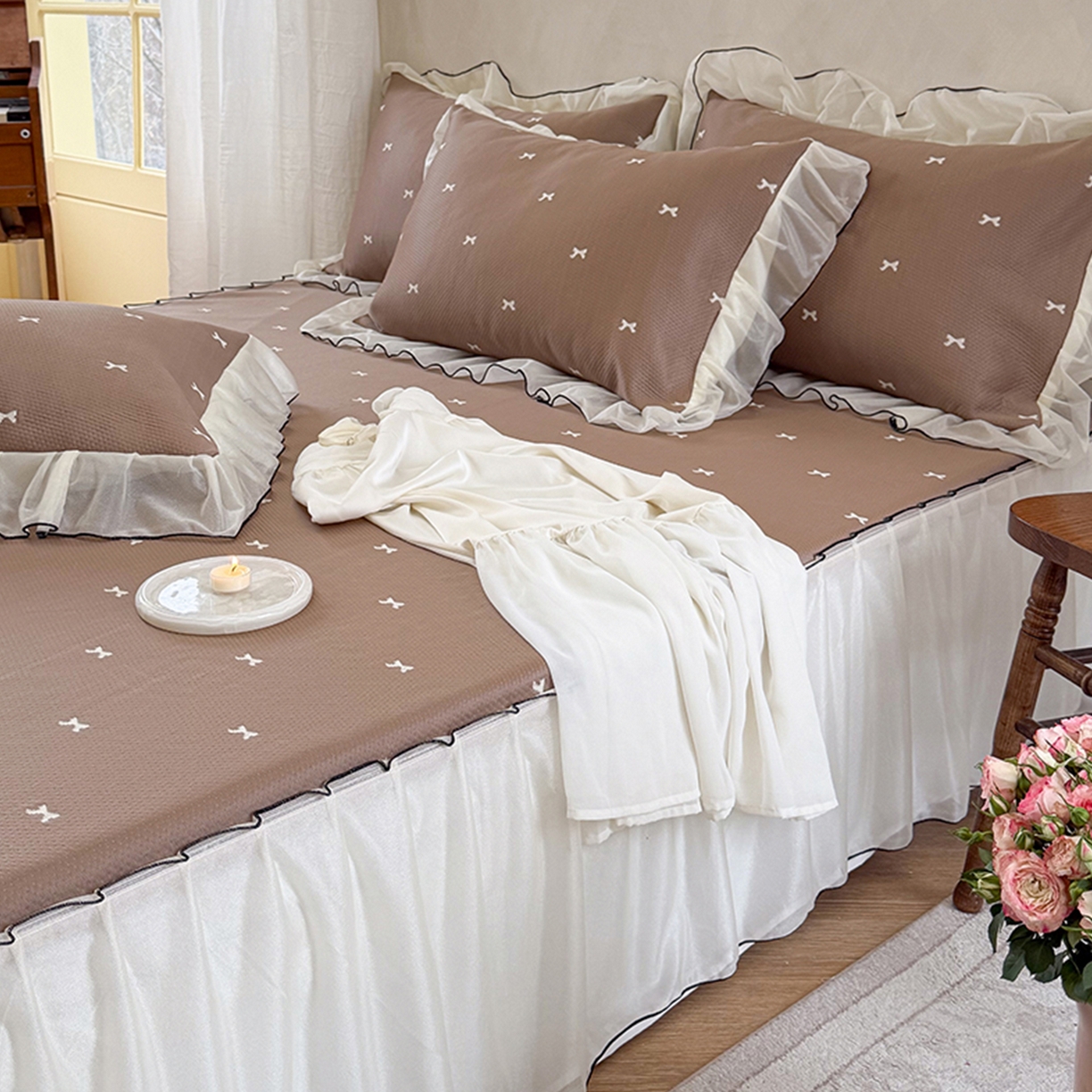 91家纺网 家纺一手货源 找家纺 桃子家居 2026新款A类韩系仙气公主风PE凉感中分子床裙凉席蕾丝花边蝴蝶结乙纶豆豆凉席系列三件套 床裙席-仙气蝴蝶结咖