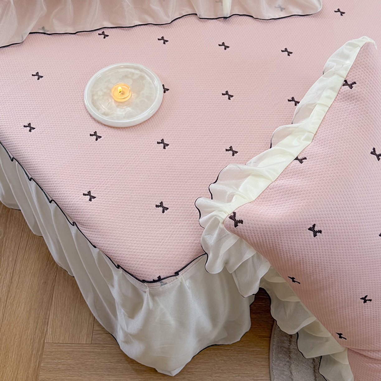 91家纺网 家纺一手货源 找家纺 桃子家居 2026新款A类韩系仙气公主风PE凉感中分子床裙凉席蕾丝花边蝴蝶结乙纶豆豆凉席系列三件套 床裙席-仙气蝴蝶结粉