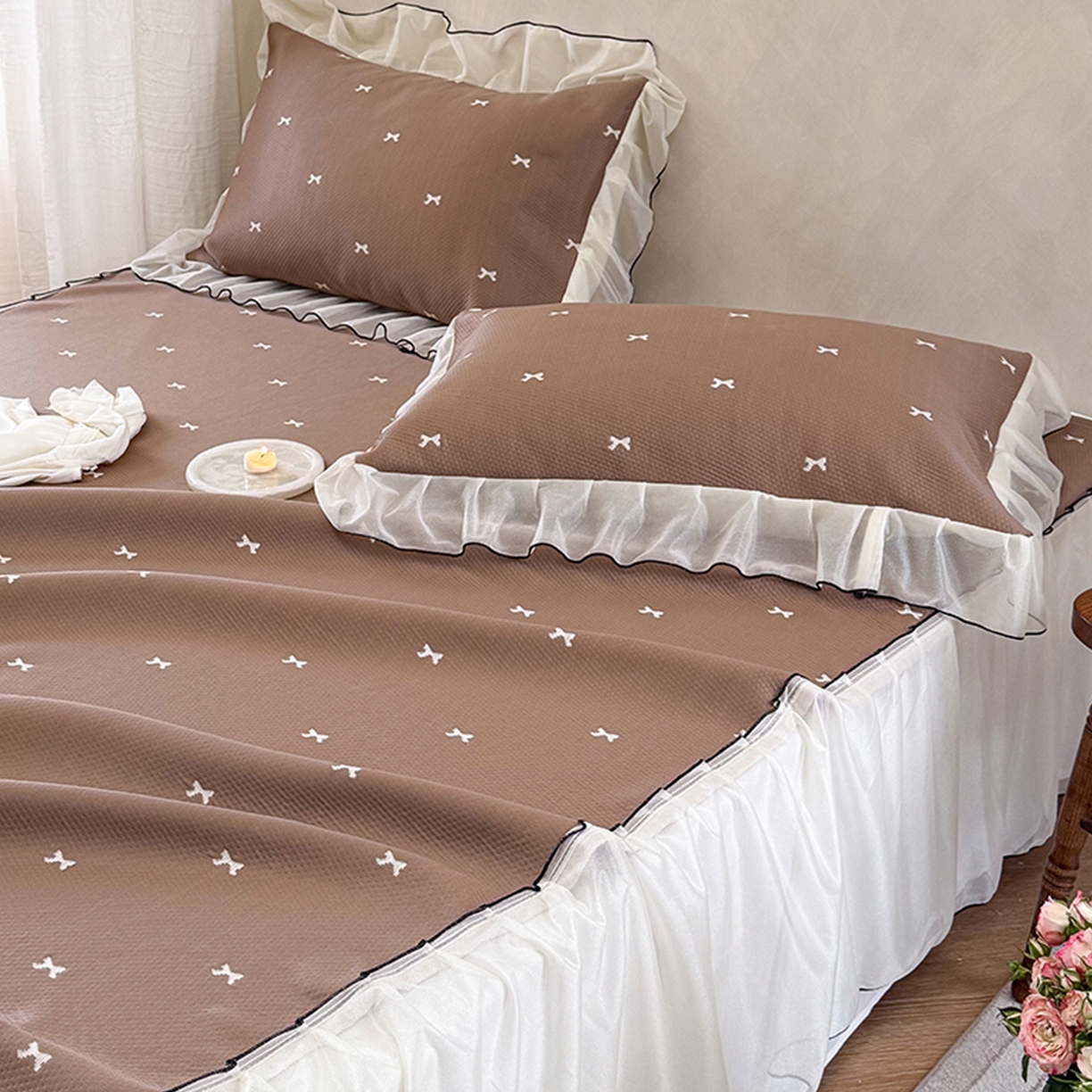 91家纺网 家纺一手货源 找家纺 桃子家居 2026新款A类韩系仙气公主风PE凉感中分子床裙凉席蕾丝花边蝴蝶结乙纶豆豆凉席系列三件套 床裙席-仙气蝴蝶结咖