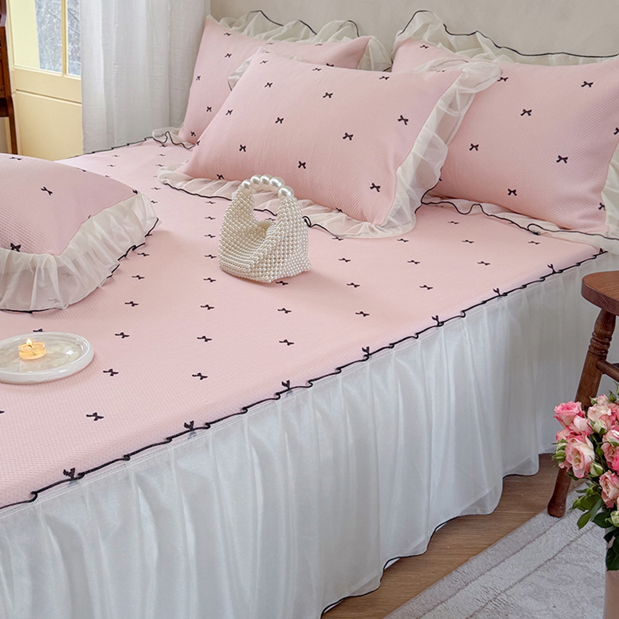 91家纺网 家纺一手货源 找家纺 桃子家居 2026新款A类韩系仙气公主风PE凉感中分子床裙凉席蕾丝花边蝴蝶结乙纶豆豆凉席系列三件套 床裙席-仙气蝴蝶结粉