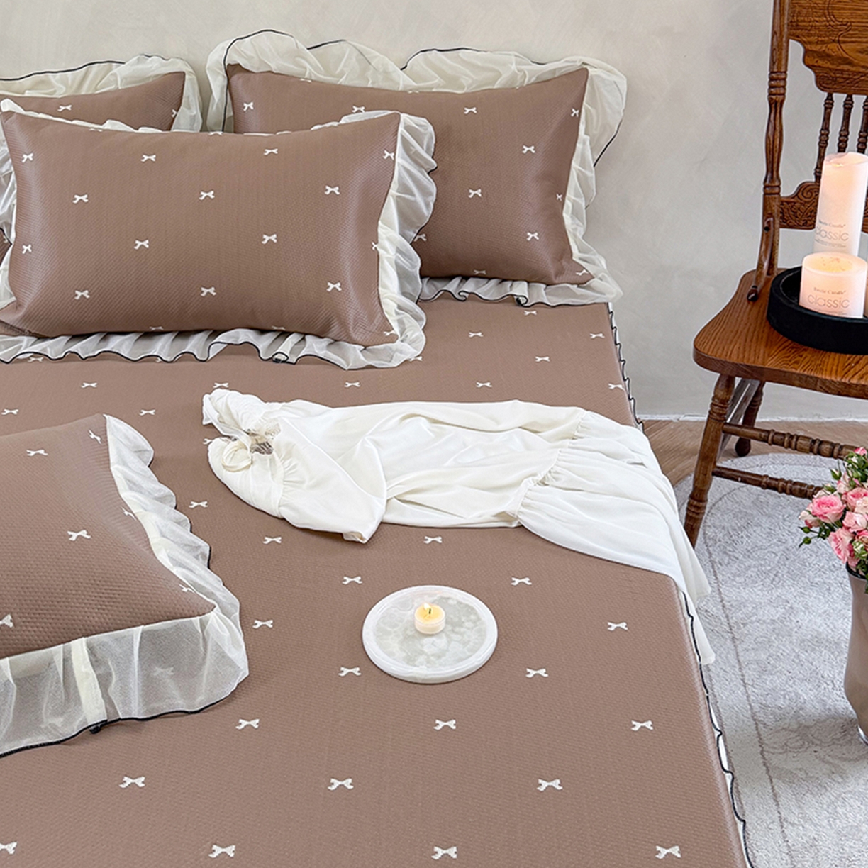 91家纺网 家纺一手货源 找家纺 桃子家居 2026新款A类韩系仙气公主风PE凉感中分子床裙凉席蕾丝花边蝴蝶结乙纶豆豆凉席系列三件套 床裙席-仙气蝴蝶结咖