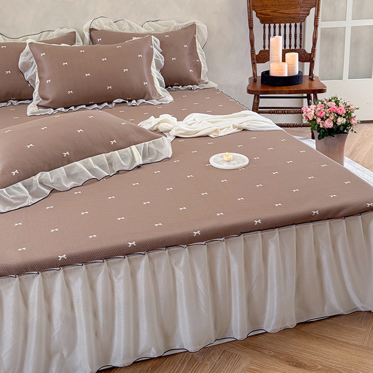 91家纺网 家纺一手货源 找家纺 桃子家居 2026新款A类韩系仙气公主风PE凉感中分子床裙凉席蕾丝花边蝴蝶结乙纶豆豆凉席系列三件套 床裙席-仙气蝴蝶结咖