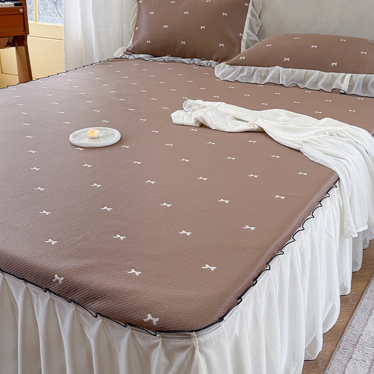 91家纺网 家纺一手货源 找家纺 桃子家居 2026新款A类韩系仙气公主风PE凉感中分子床裙凉席蕾丝花边蝴蝶结乙纶豆豆凉席系列三件套 床裙席-仙气蝴蝶结咖