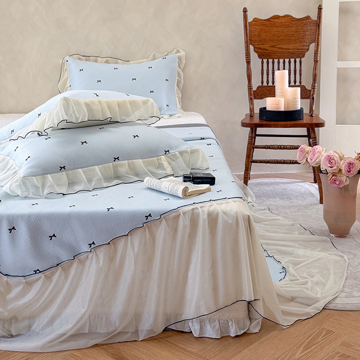 91家纺网 家纺一手货源 找家纺 桃子家居 2026新款A类韩系仙气公主风PE凉感中分子床裙凉席蕾丝花边蝴蝶结乙纶豆豆凉席系列三件套 床裙席-仙气蝴蝶结蓝