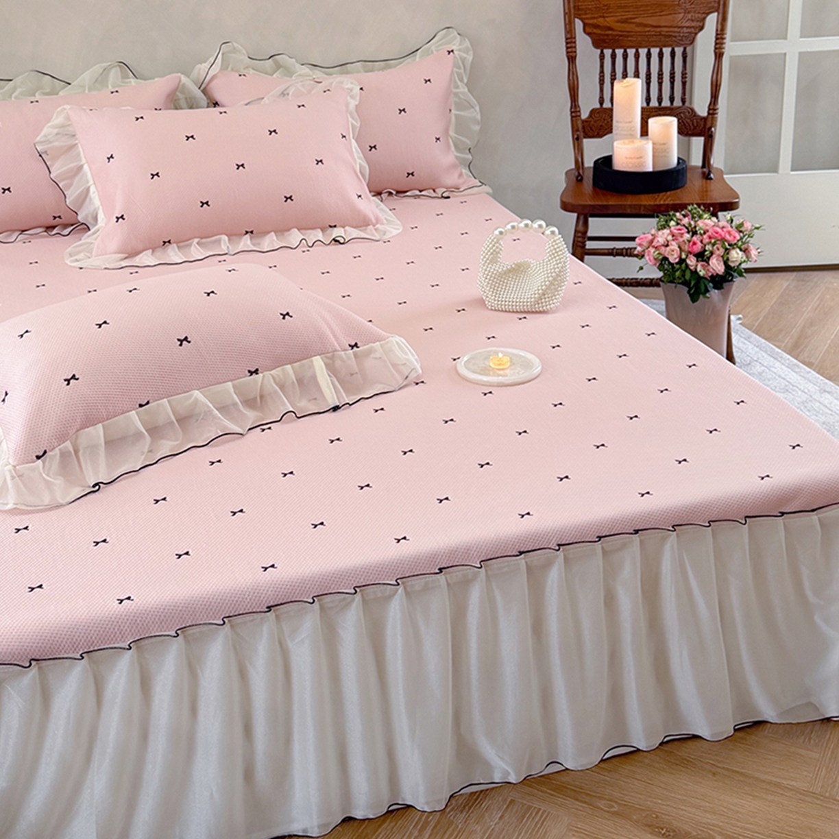 91家纺网 家纺一手货源 找家纺 桃子家居 2026新款A类韩系仙气公主风PE凉感中分子床裙凉席蕾丝花边蝴蝶结乙纶豆豆凉席系列三件套 床裙席-仙气蝴蝶结粉