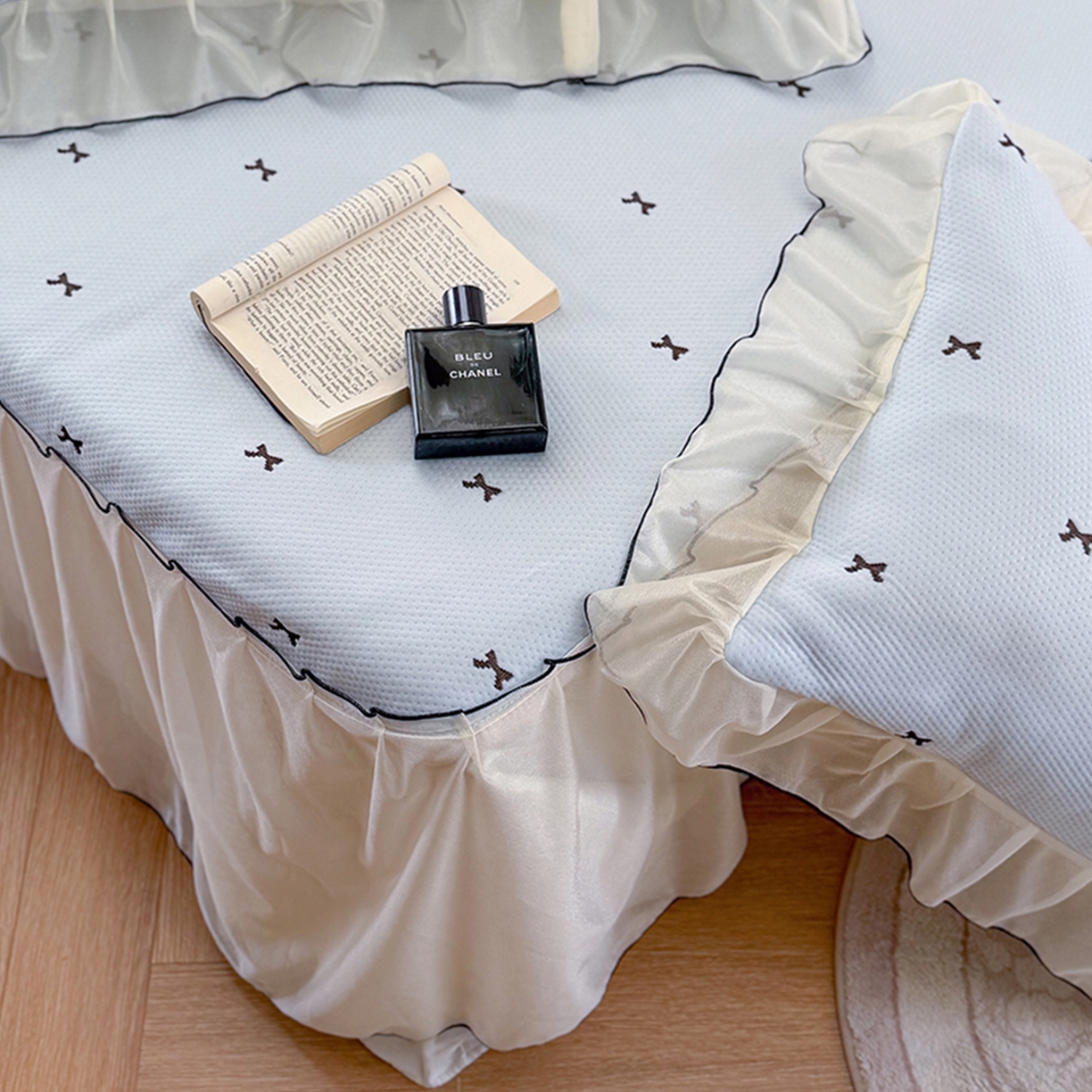 91家纺网 家纺一手货源 找家纺 桃子家居 2026新款A类韩系仙气公主风PE凉感中分子床裙凉席蕾丝花边蝴蝶结乙纶豆豆凉席系列三件套 床裙席-仙气蝴蝶结蓝