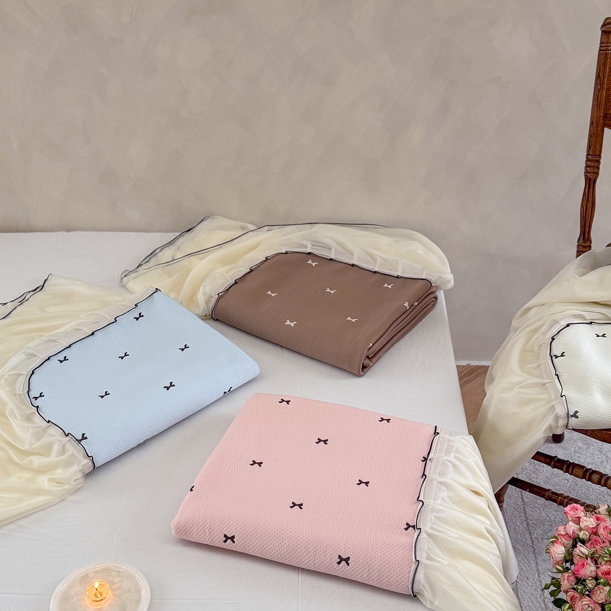 91家纺网 家纺一手货源 找家纺 桃子家居 2026新款A类韩系仙气公主风PE凉感中分子床裙凉席蕾丝花边蝴蝶结乙纶豆豆凉席系列三件套 组合图仅供展示