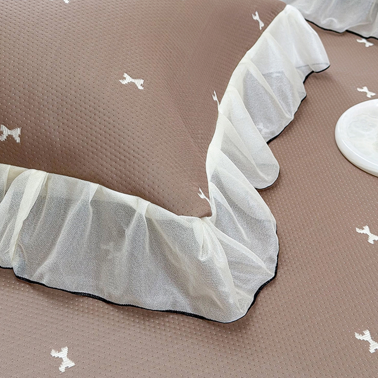 91家纺网 家纺一手货源 找家纺 桃子家居 2026新款A类韩系仙气公主风PE凉感中分子床裙凉席蕾丝花边蝴蝶结乙纶豆豆凉席系列三件套 床裙席-仙气蝴蝶结咖