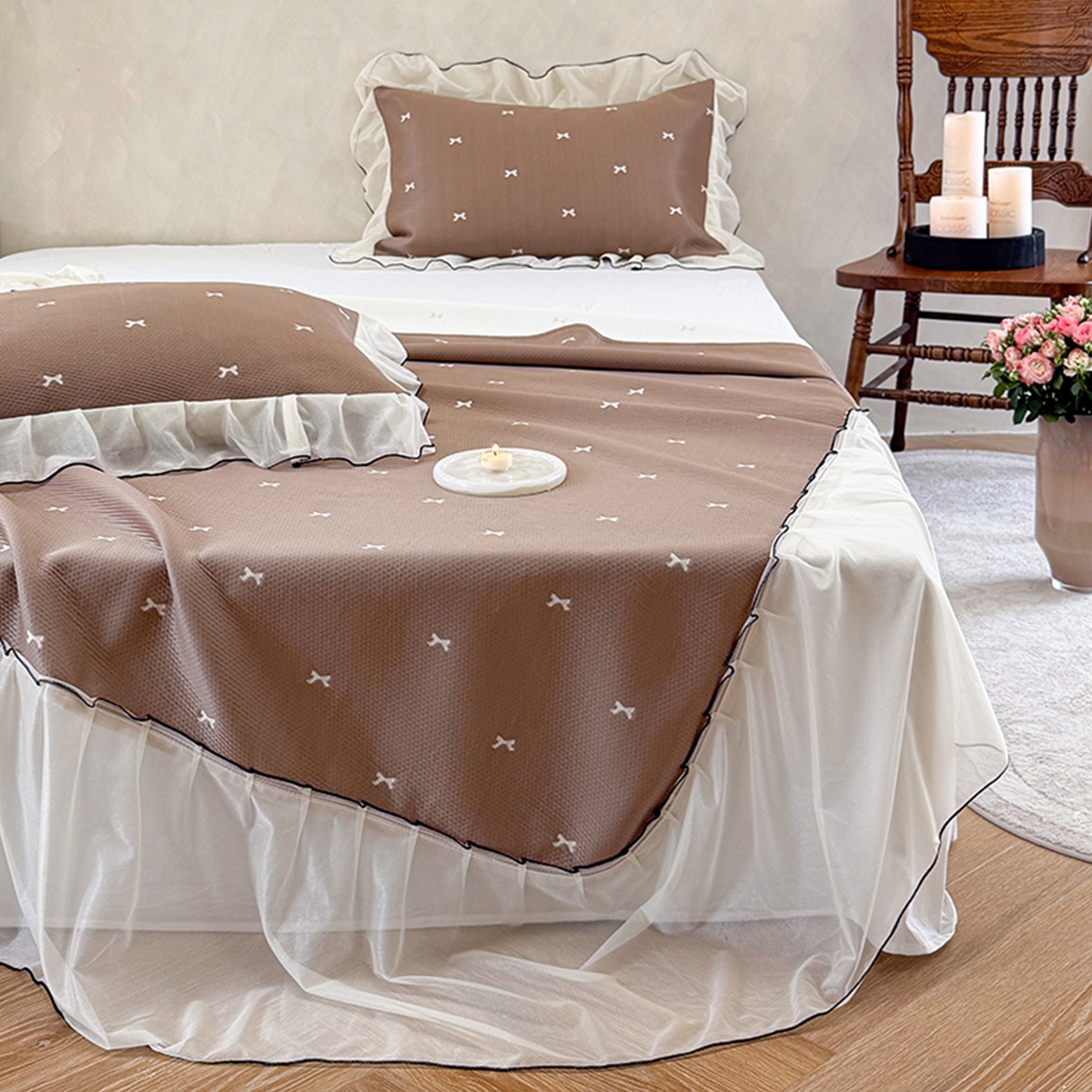 91家纺网 家纺一手货源 找家纺 桃子家居 2026新款A类韩系仙气公主风PE凉感中分子床裙凉席蕾丝花边蝴蝶结乙纶豆豆凉席系列三件套 床裙席-仙气蝴蝶结咖