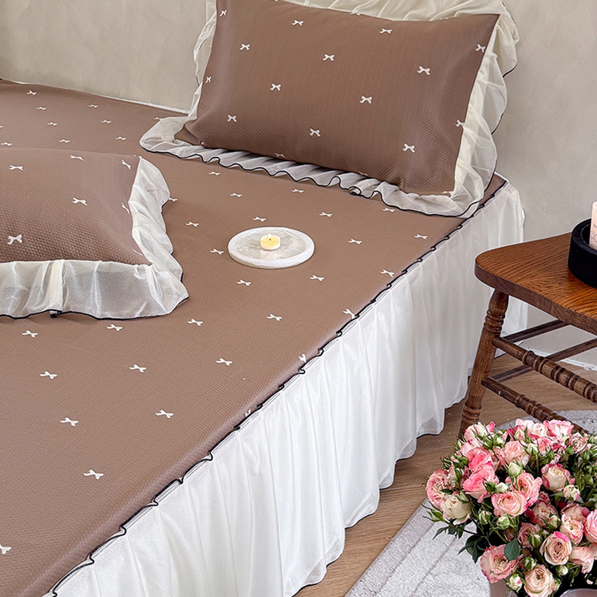 91家纺网 家纺一手货源 找家纺 桃子家居 2026新款A类韩系仙气公主风PE凉感中分子床裙凉席蕾丝花边蝴蝶结乙纶豆豆凉席系列三件套 床裙席-仙气蝴蝶结咖