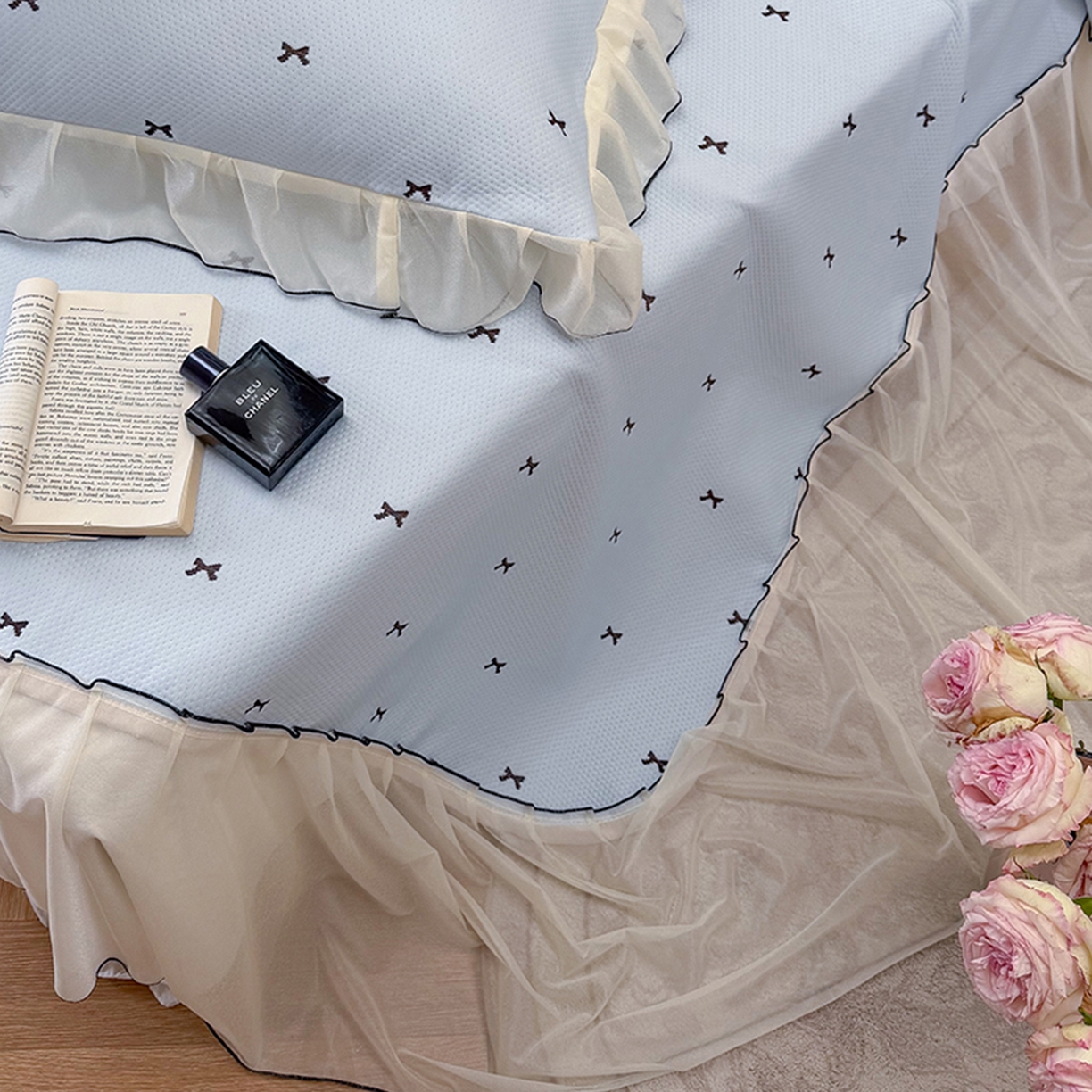 91家纺网 家纺一手货源 找家纺 桃子家居 2026新款A类韩系仙气公主风PE凉感中分子床裙凉席蕾丝花边蝴蝶结乙纶豆豆凉席系列三件套 床裙席-仙气蝴蝶结蓝