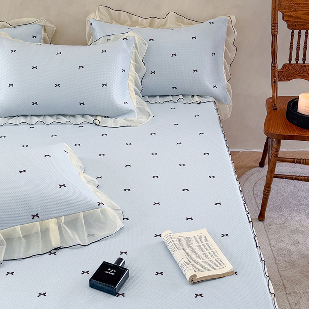 91家纺网 家纺一手货源 找家纺 桃子家居 2026新款A类韩系仙气公主风PE凉感中分子床裙凉席蕾丝花边蝴蝶结乙纶豆豆凉席系列三件套 床裙席-仙气蝴蝶结蓝