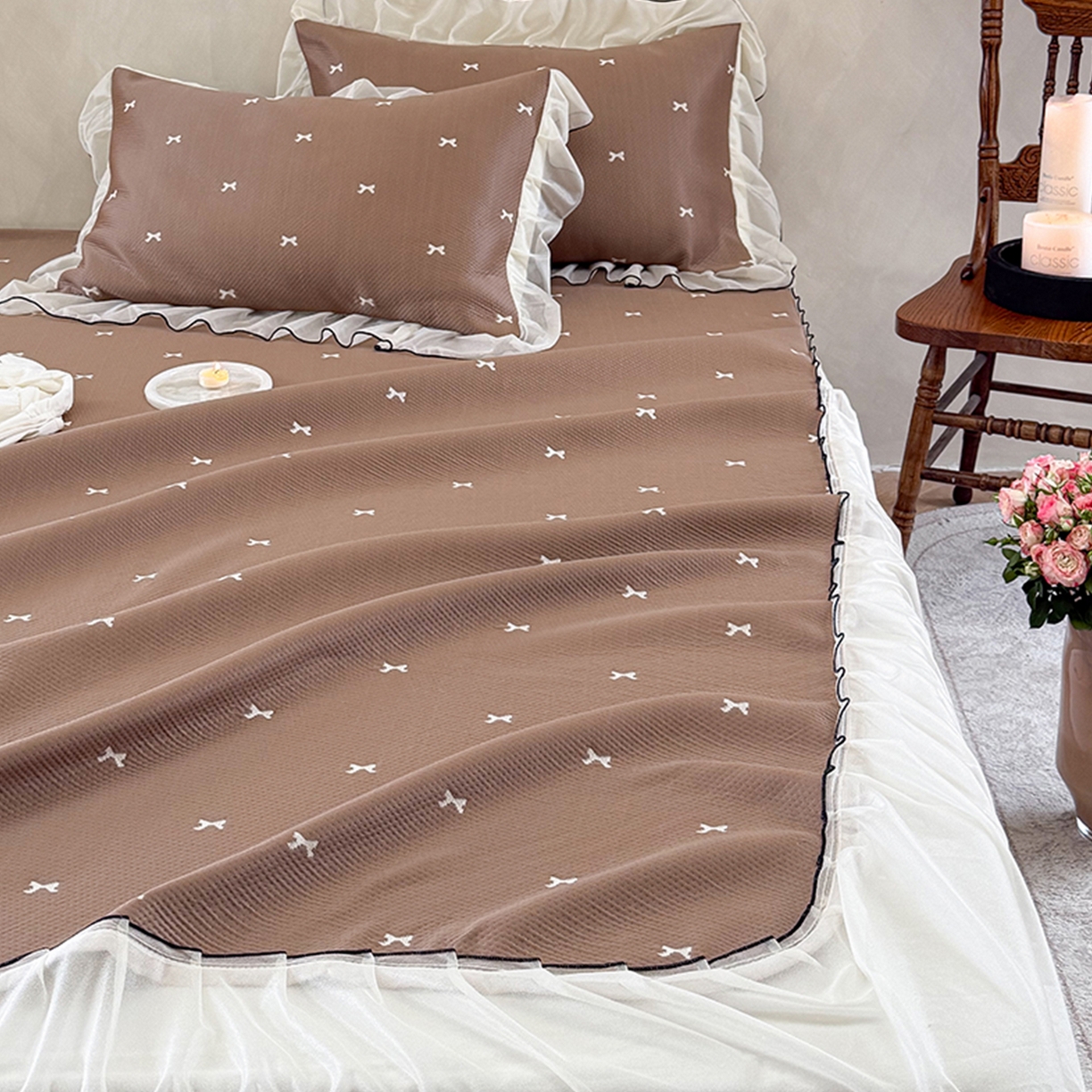 91家纺网 家纺一手货源 找家纺 桃子家居 2026新款A类韩系仙气公主风PE凉感中分子床裙凉席蕾丝花边蝴蝶结乙纶豆豆凉席系列三件套 床裙席-仙气蝴蝶结咖