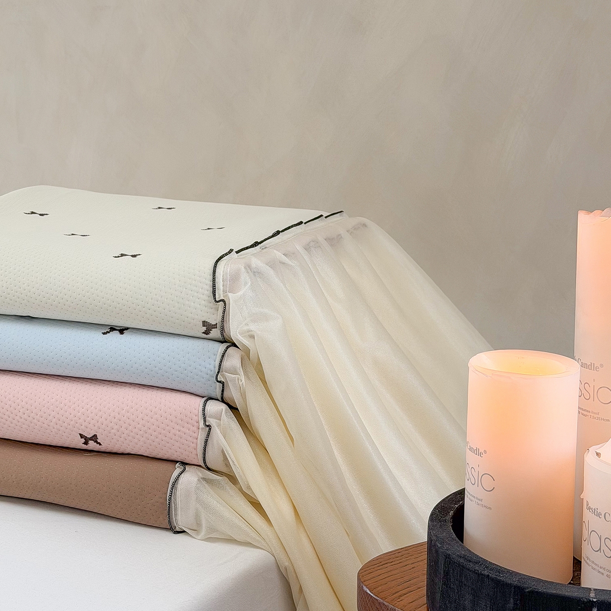 91家纺网 家纺一手货源 找家纺 桃子家居 2026新款A类韩系仙气公主风PE凉感中分子床裙凉席蕾丝花边蝴蝶结乙纶豆豆凉席系列三件套 组合图仅供展示